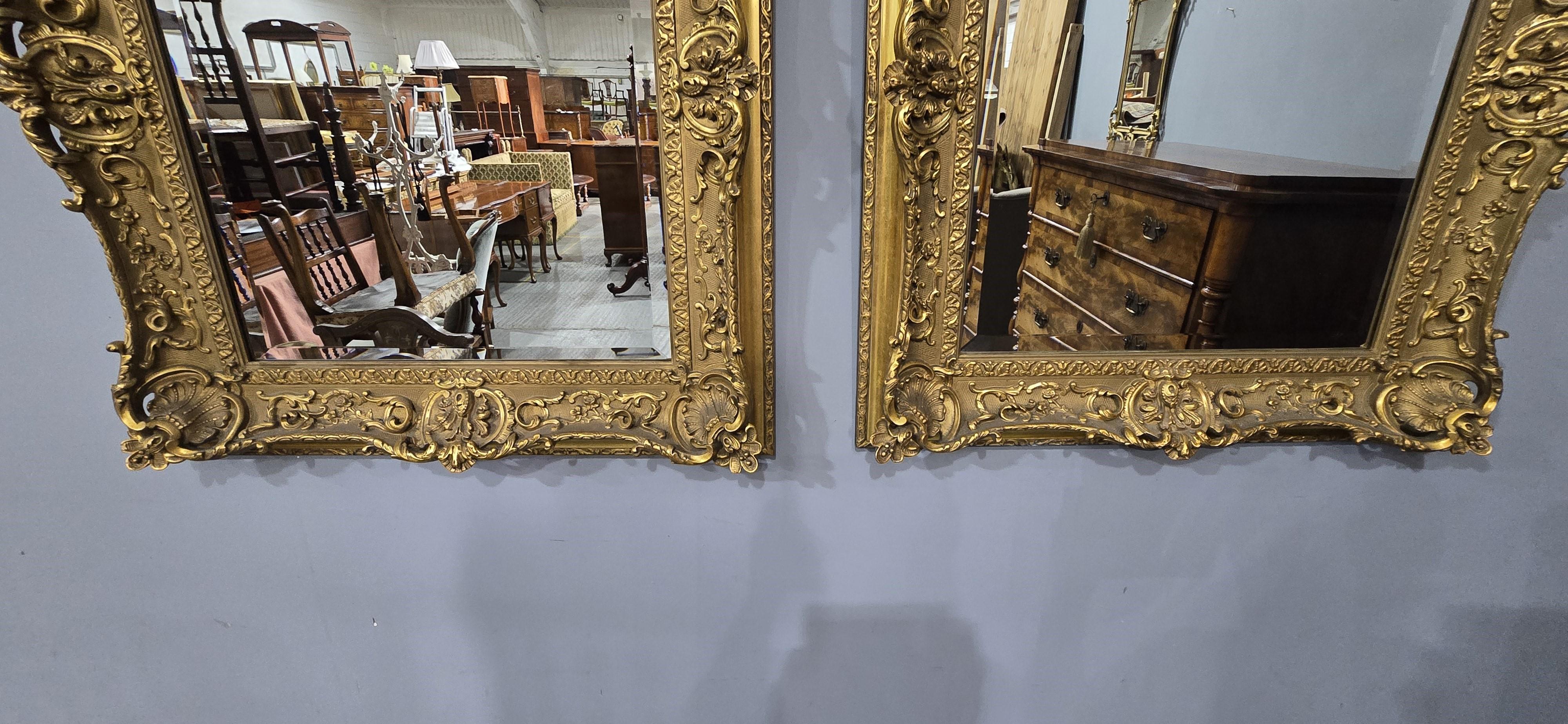 Excepcional pareja de espejos dorados en venta 3