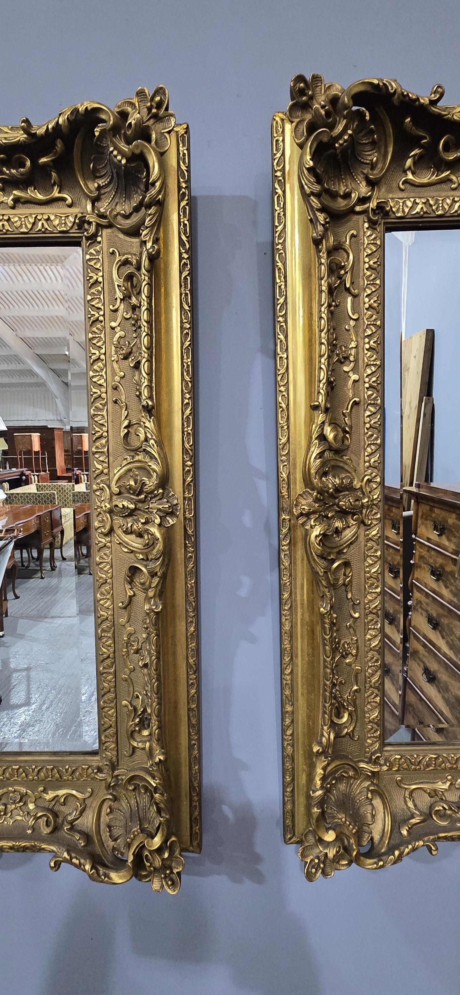 Excepcional pareja de espejos dorados en venta 4