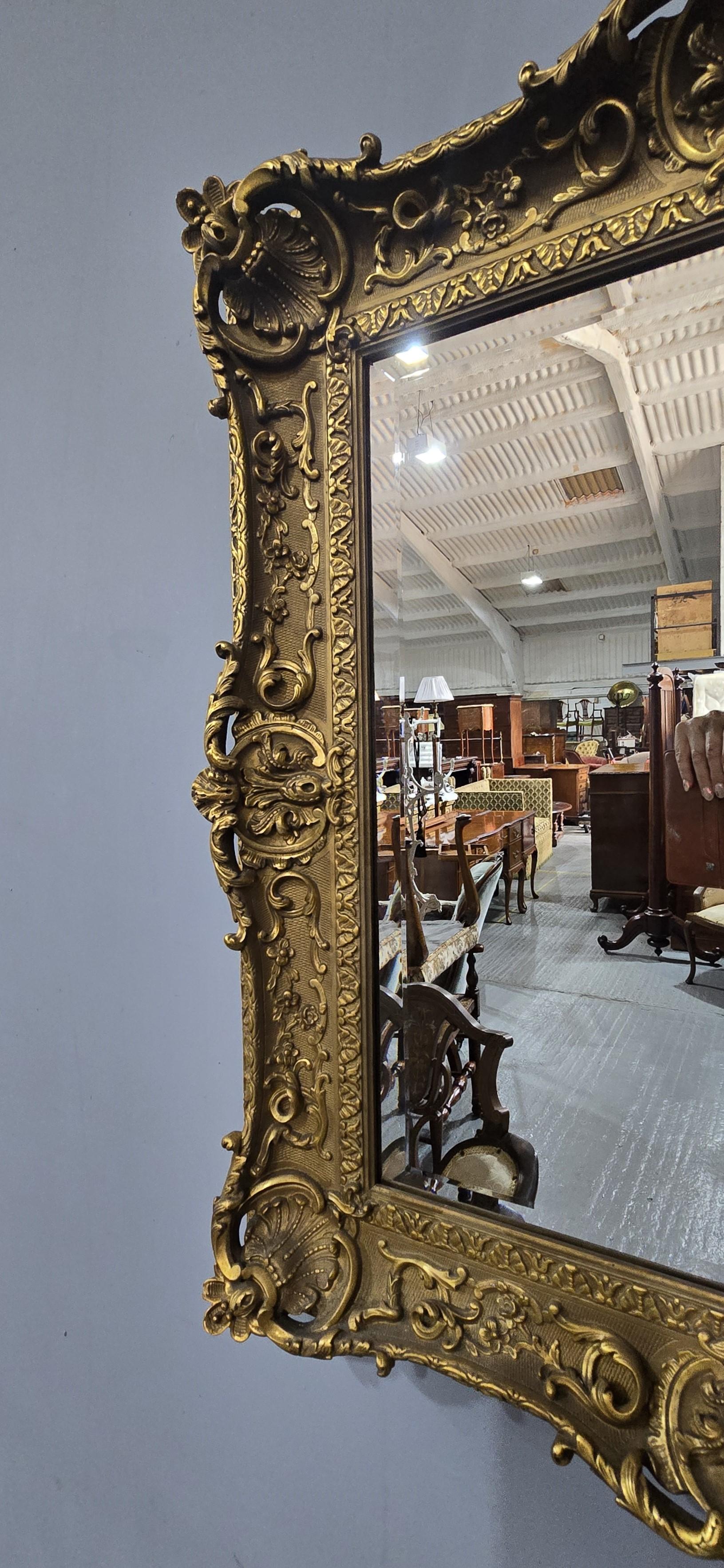 Excepcional pareja de espejos dorados en venta 5