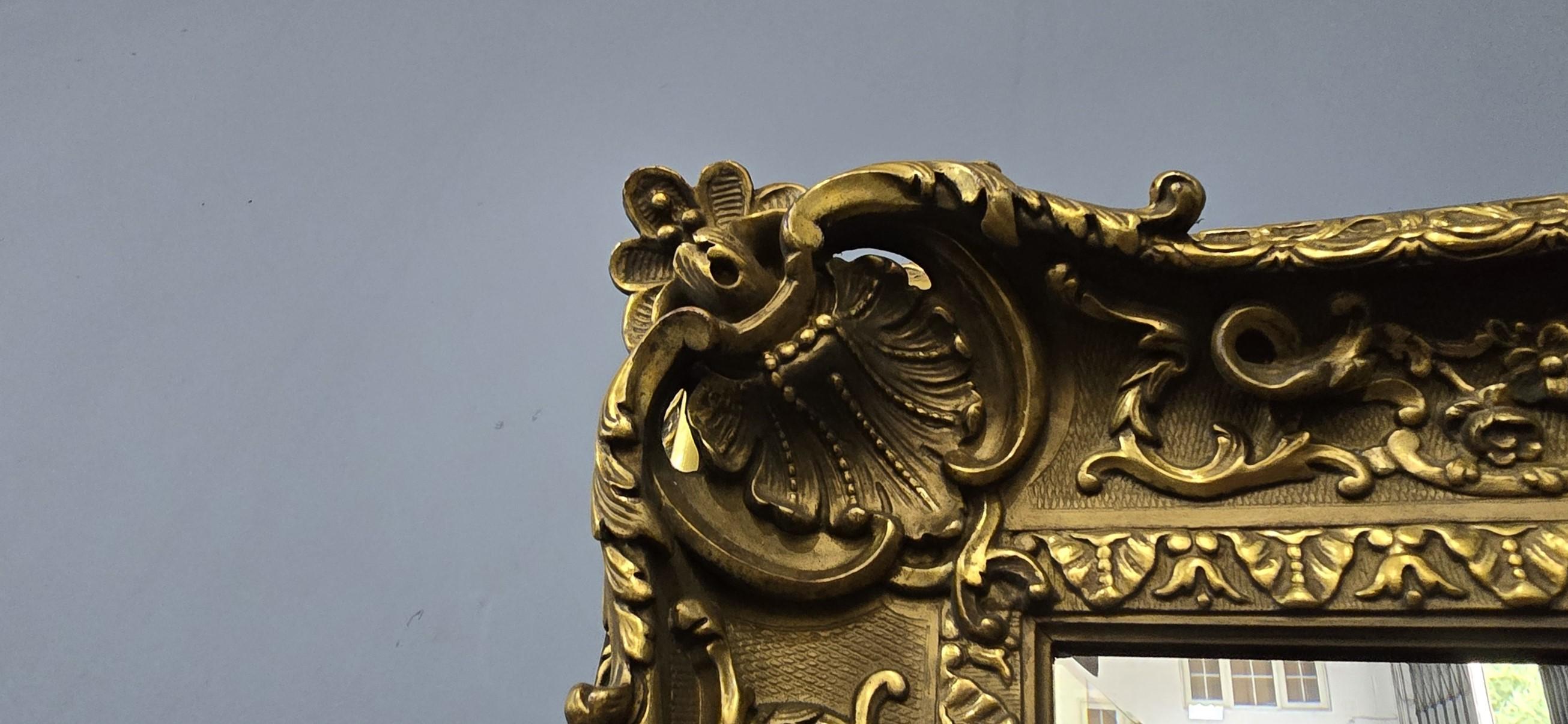 Excepcional pareja de espejos dorados en venta 6