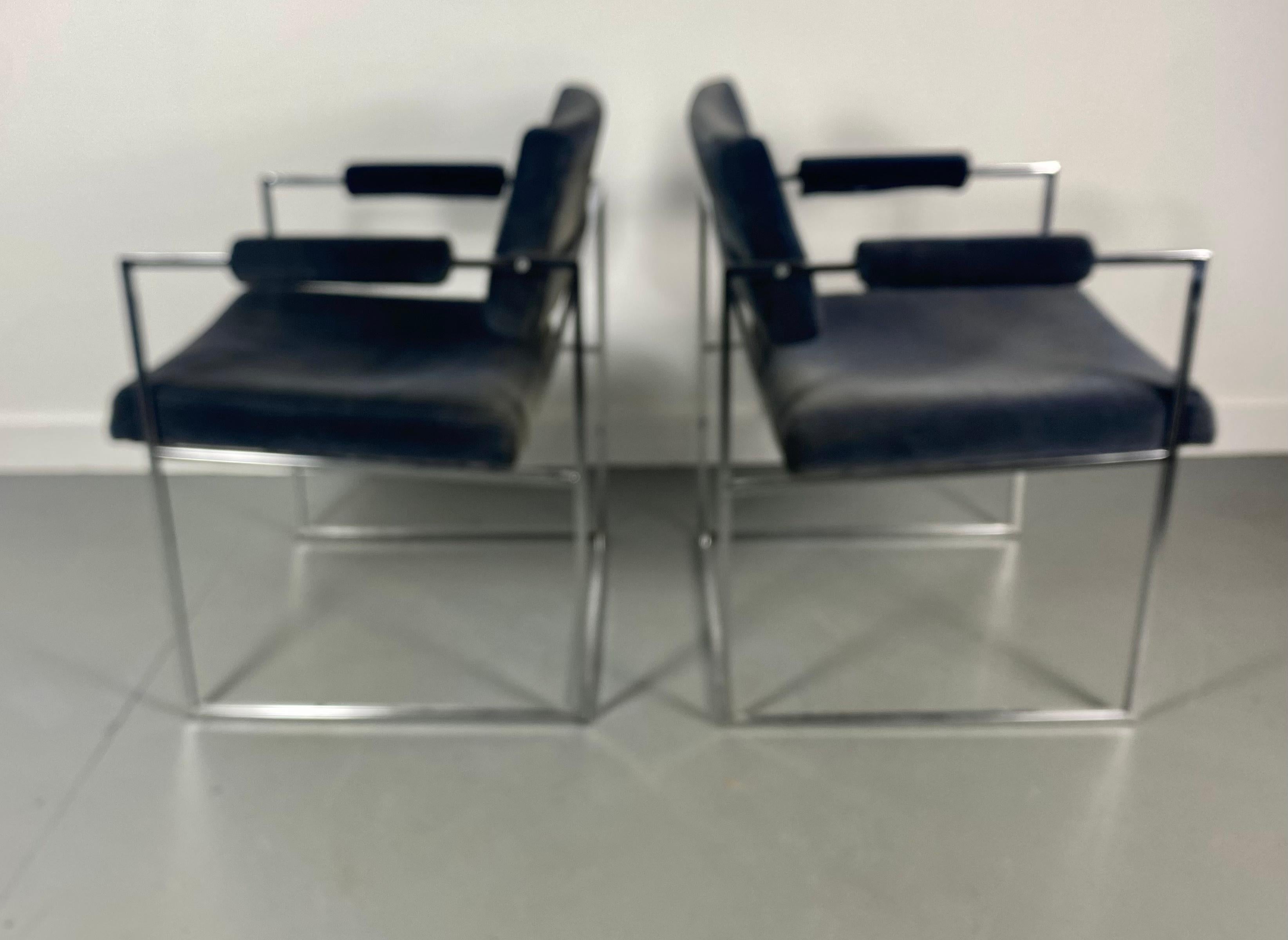 Velours Paire exceptionnelle de chaises de salle à manger/de salon chromées de Milo Baughman, mi-siècle moderne en vente
