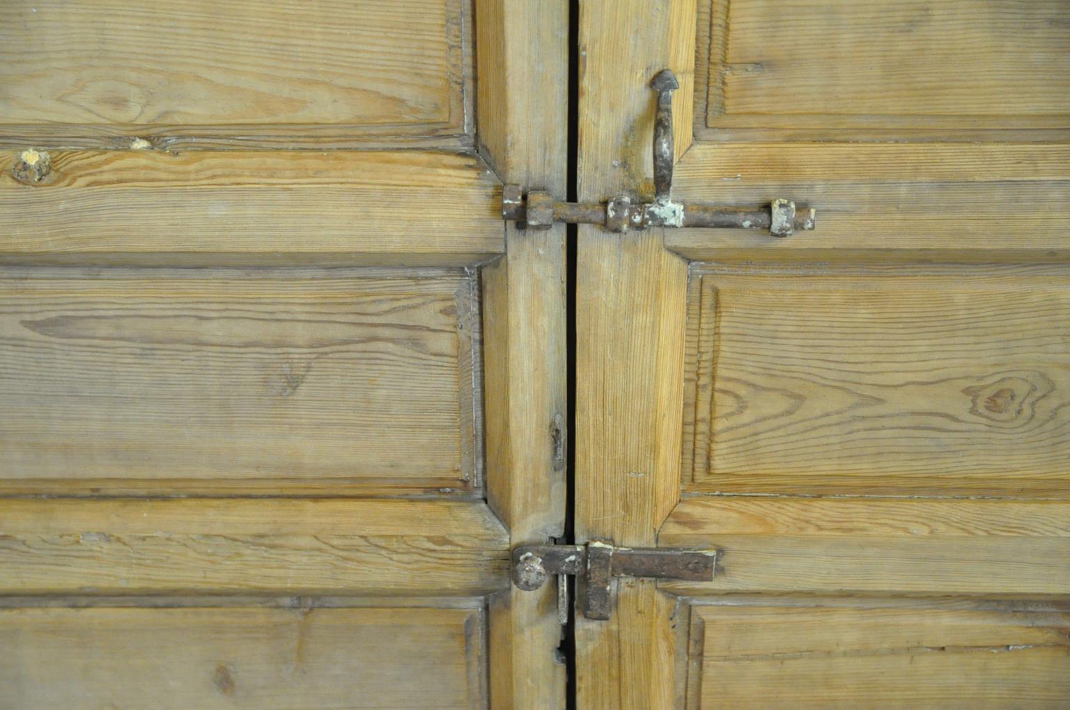 Exceptionnelle paire de portes espagnoles du 17e siècle en vente 5