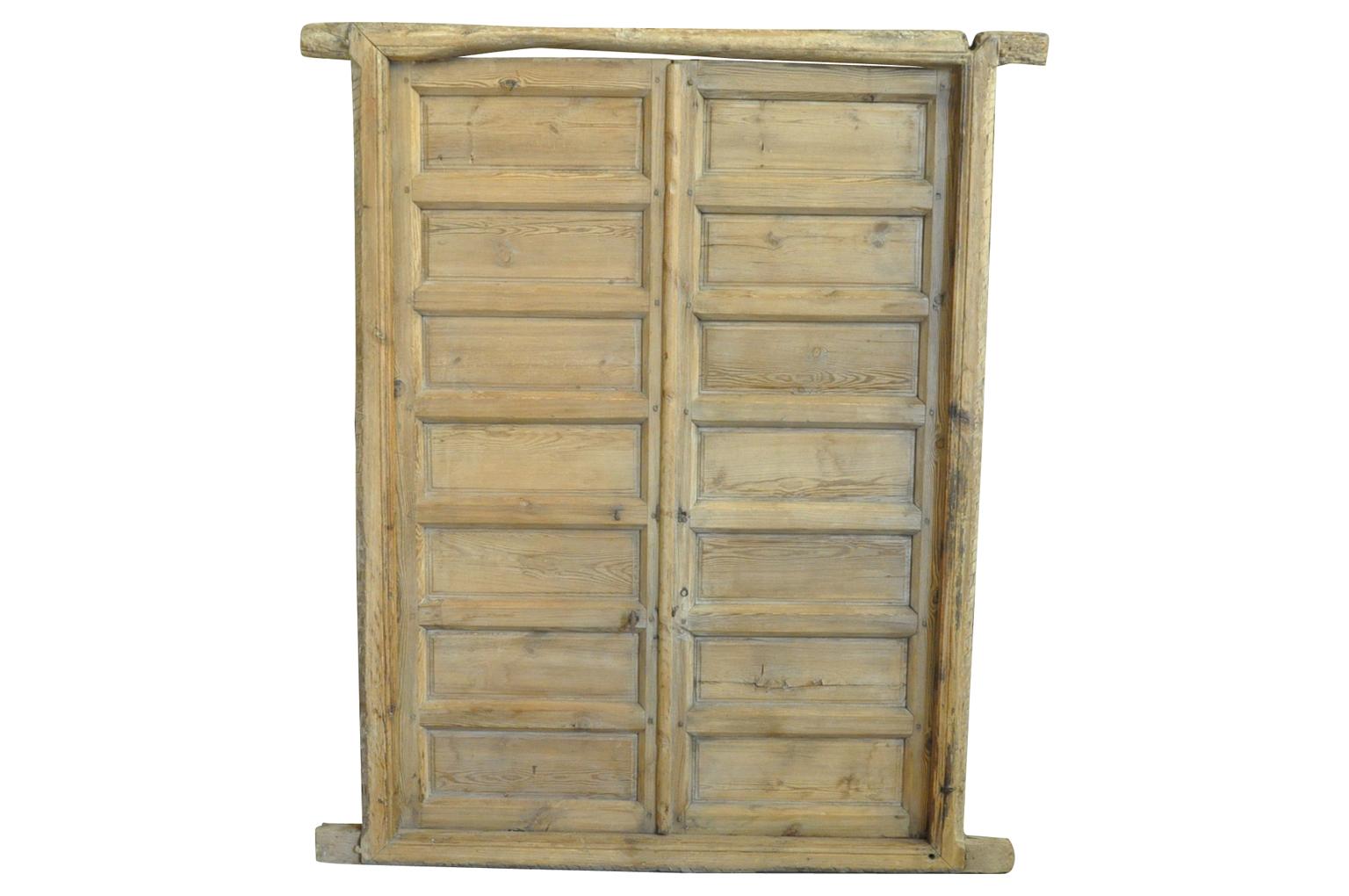 Exceptionnelle paire de portes espagnoles du 17e siècle Bon état - En vente à Round Top, TX