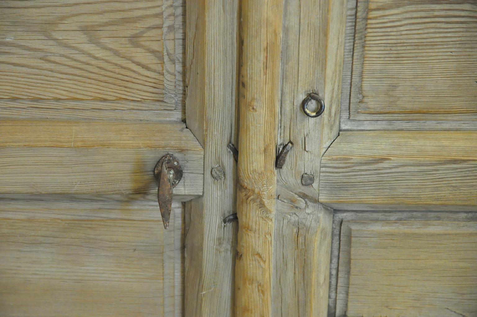 Exceptionnelle paire de portes espagnoles du 17e siècle en vente 2