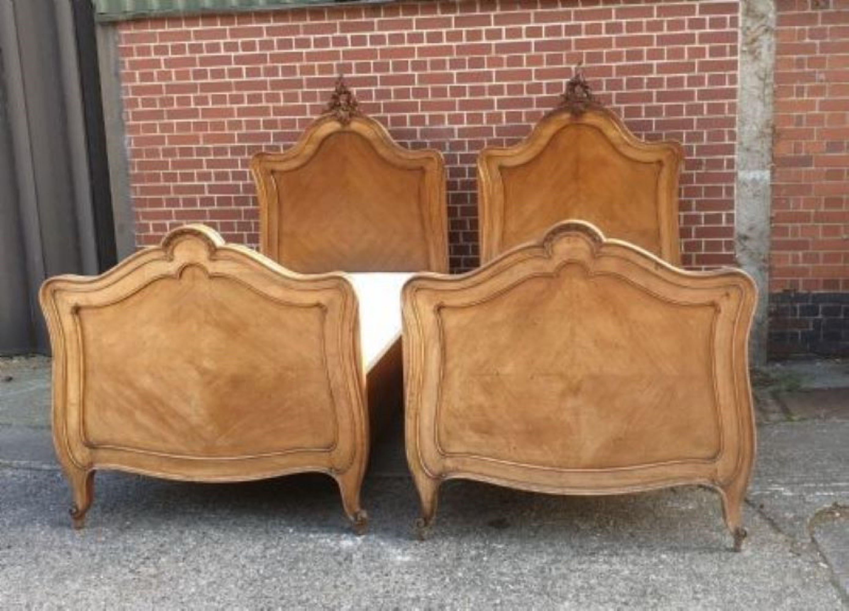 Superbe paire de lits simples surdimensionnés en noyer français qui s'assemblent pour former un lit king-size, en excellent état d'origine, avec sommiers à lattes en pin et superbes matelas.

69