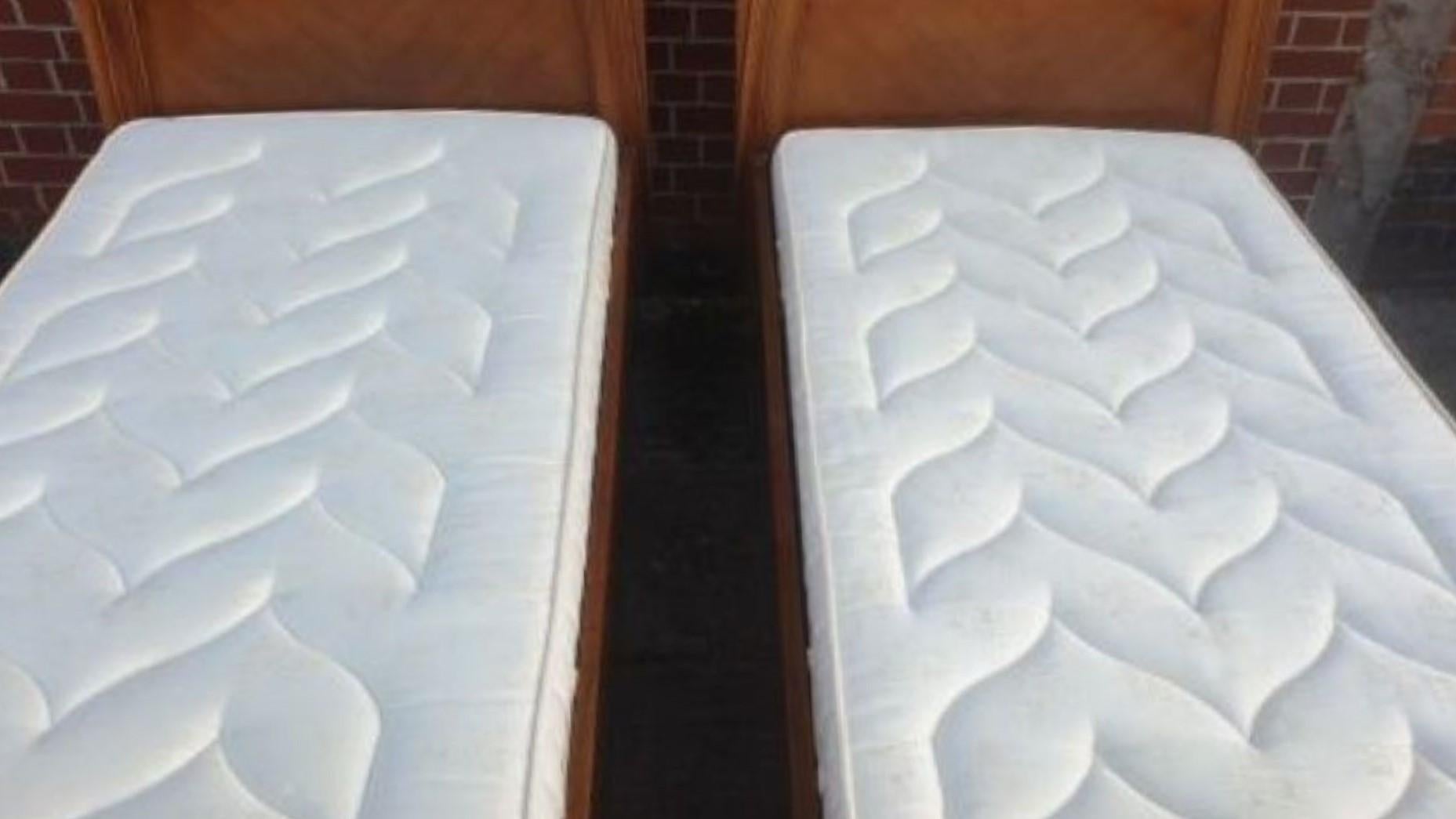 XIXe siècle Paire exceptionnelle de lits simples Louis X1V surdimensionnés en vente