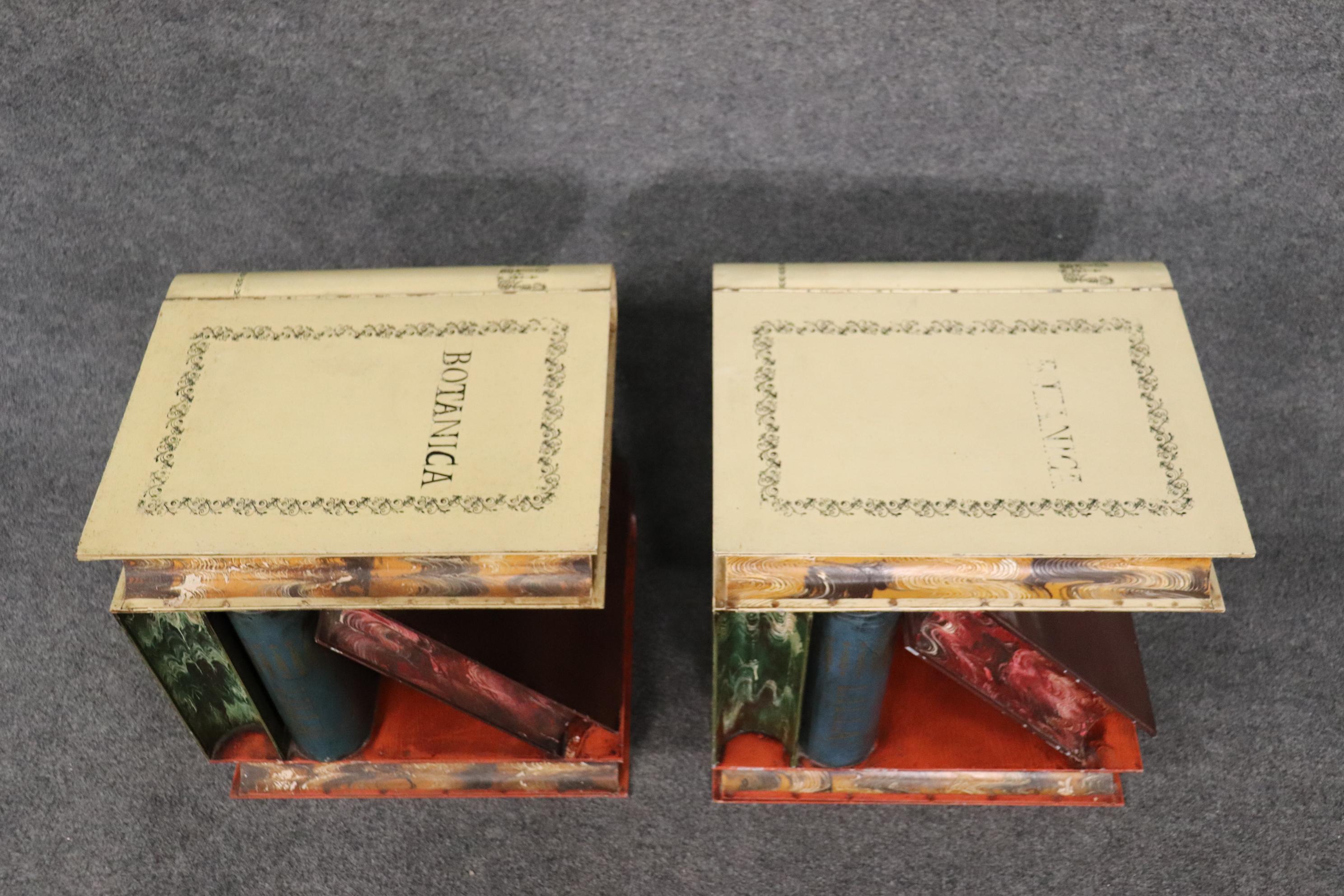 Paire exceptionnelle de tables d'appoint empilables en métal peint en tôle de fabrication italienne et de livres en vente 4