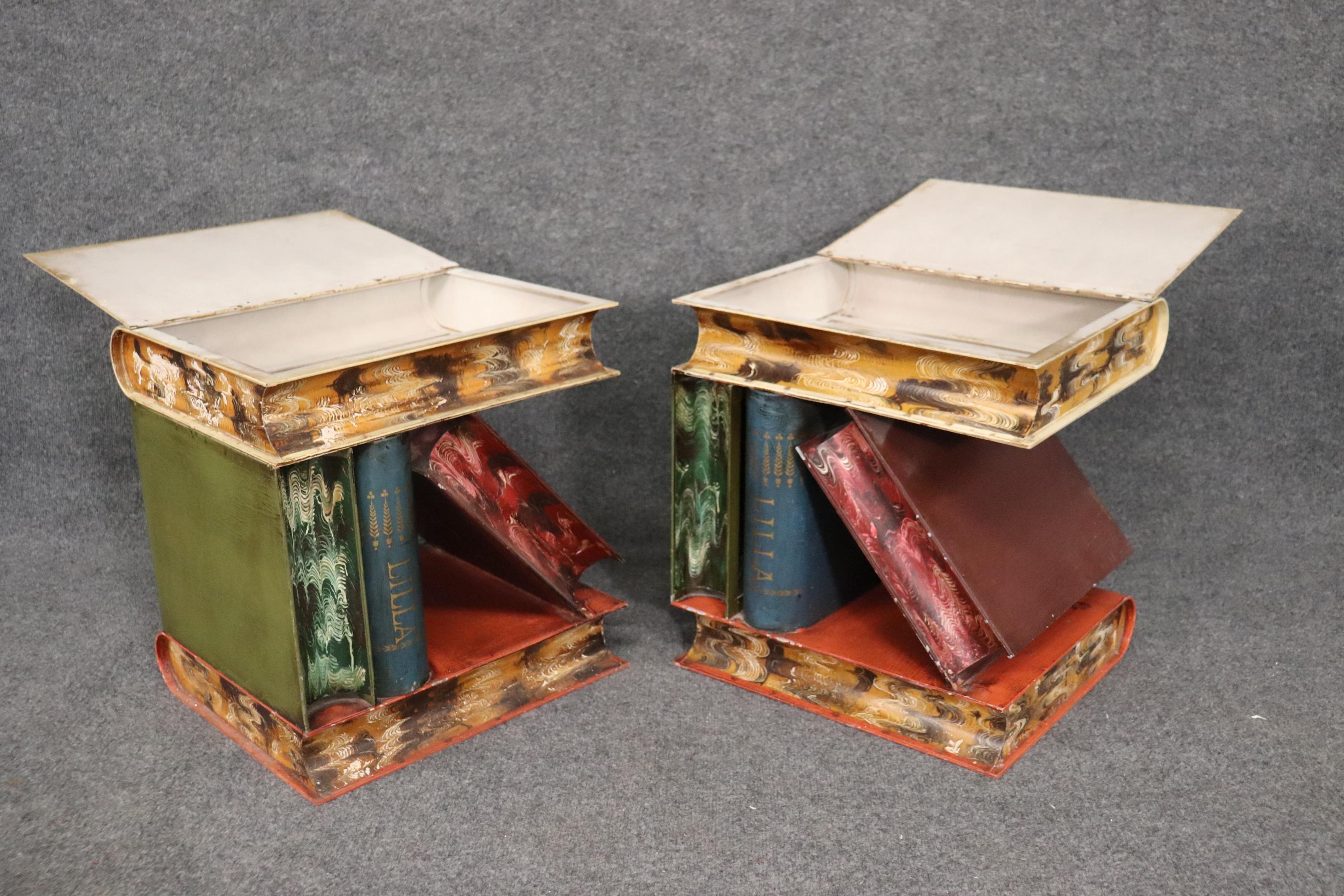 Il s'agit d'une paire spéciale de tables d'appoint uniques décorées de peinture racontée dans le style des livres empilés. Les originaux ne sont pas faciles à trouver et sont souvent reproduits par des entreprises comme Maitland Smith. Cette paire