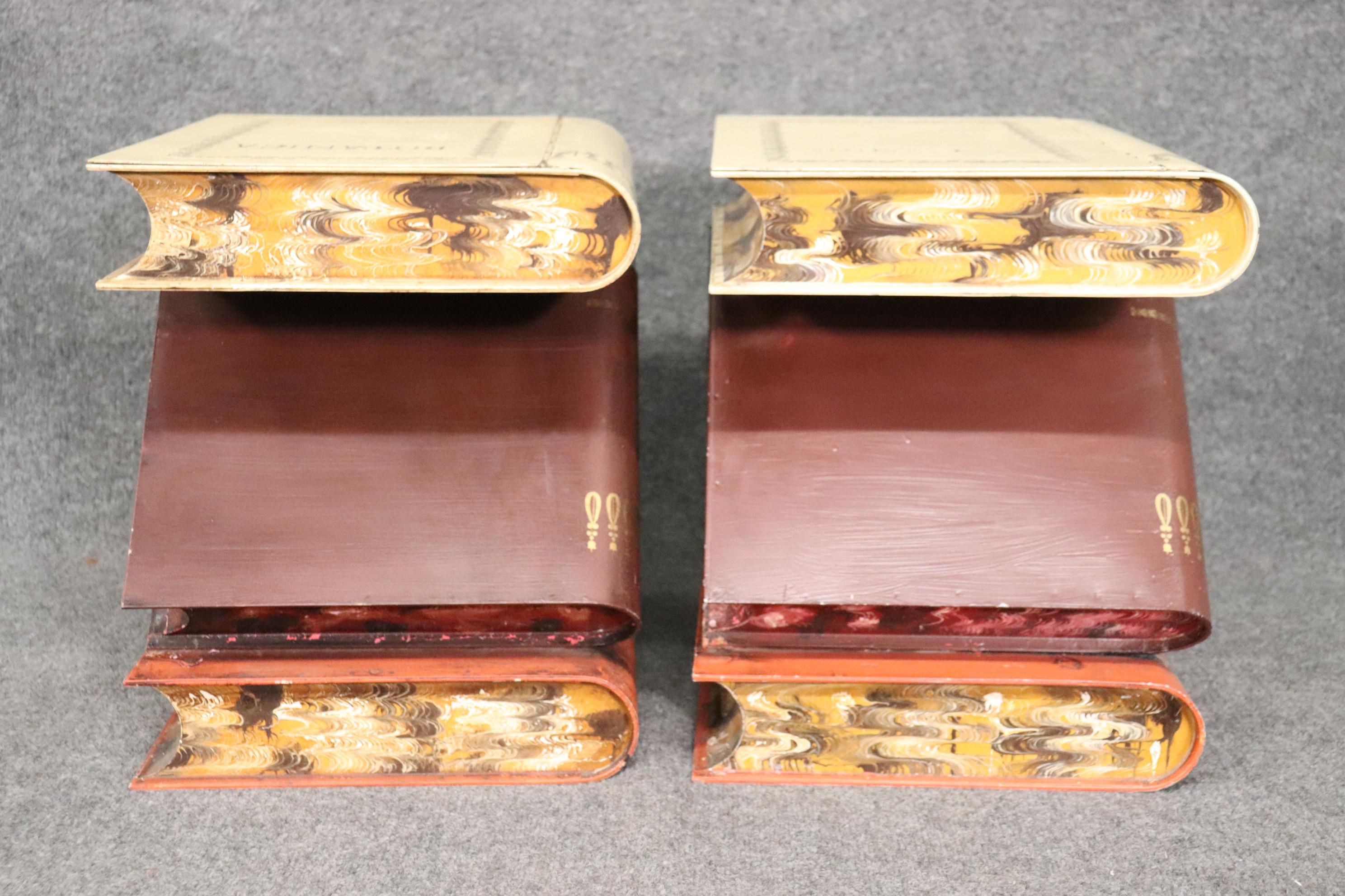 Paire exceptionnelle de tables d'appoint empilables en métal peint en tôle de fabrication italienne et de livres en vente 1