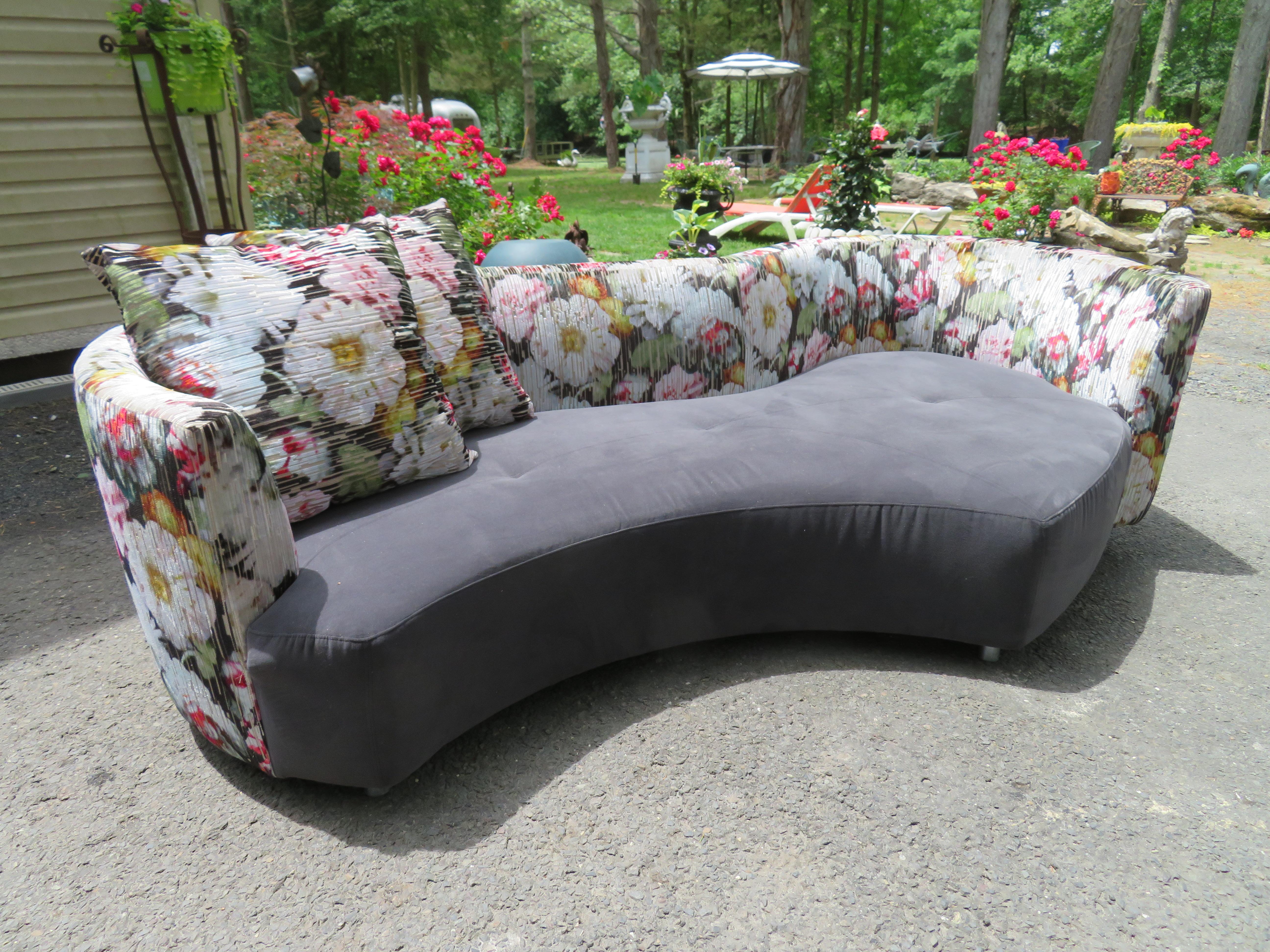 Hervorragendes Paar von Roche Bobois Tangram nierenförmiges Sofa. Die Sofas wurden nach Maß mit Black Edition-Herbaria-Jacquard-Samt und grauem Ultra-Suede gepolstert und sehen umwerfend aus. Es sind 2 florale Rückenkissen und 4