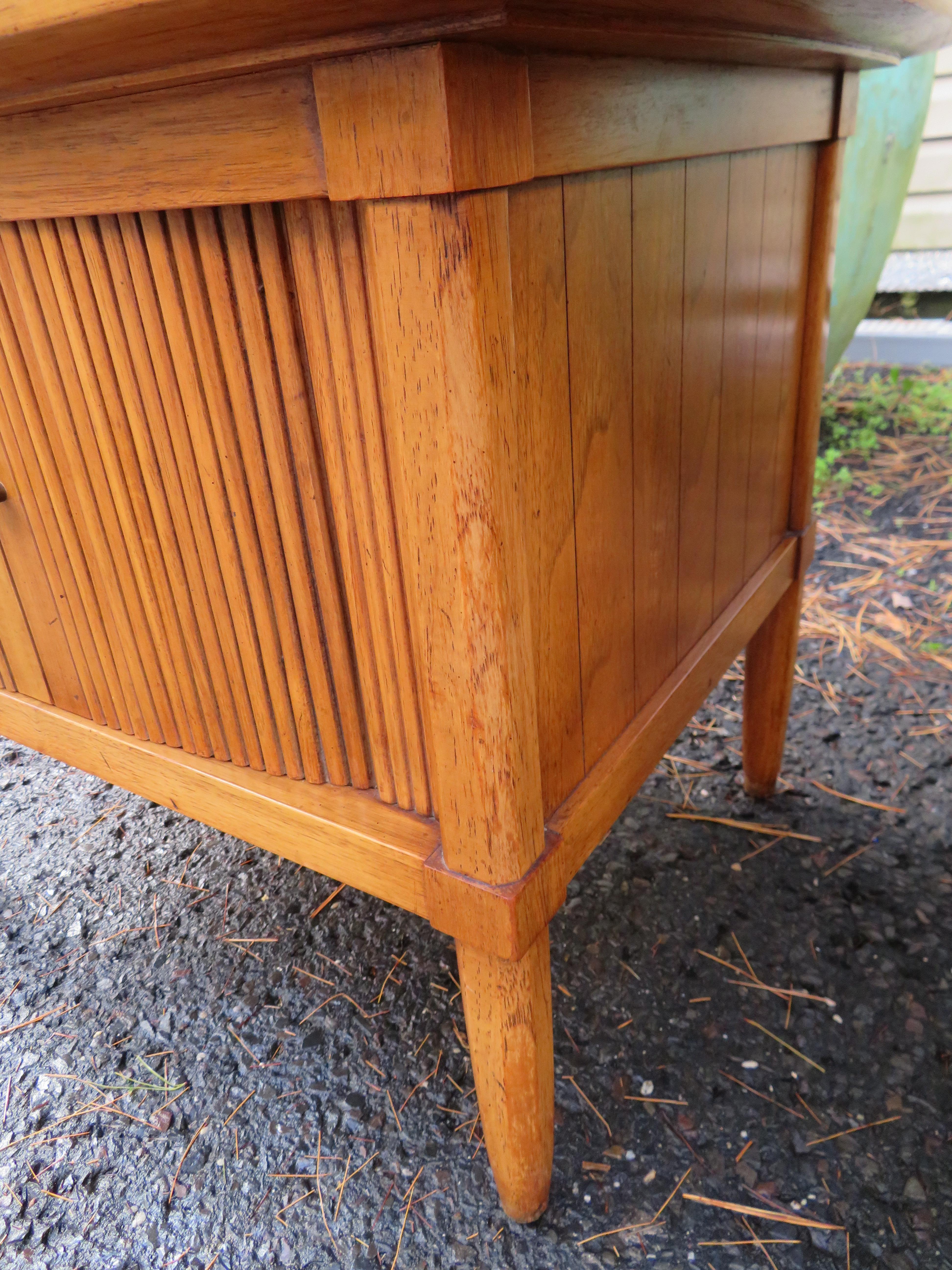 Outstanding Pair Sophisticate By Tomlinson End Table Night Stands Mid-Century For Sale 3