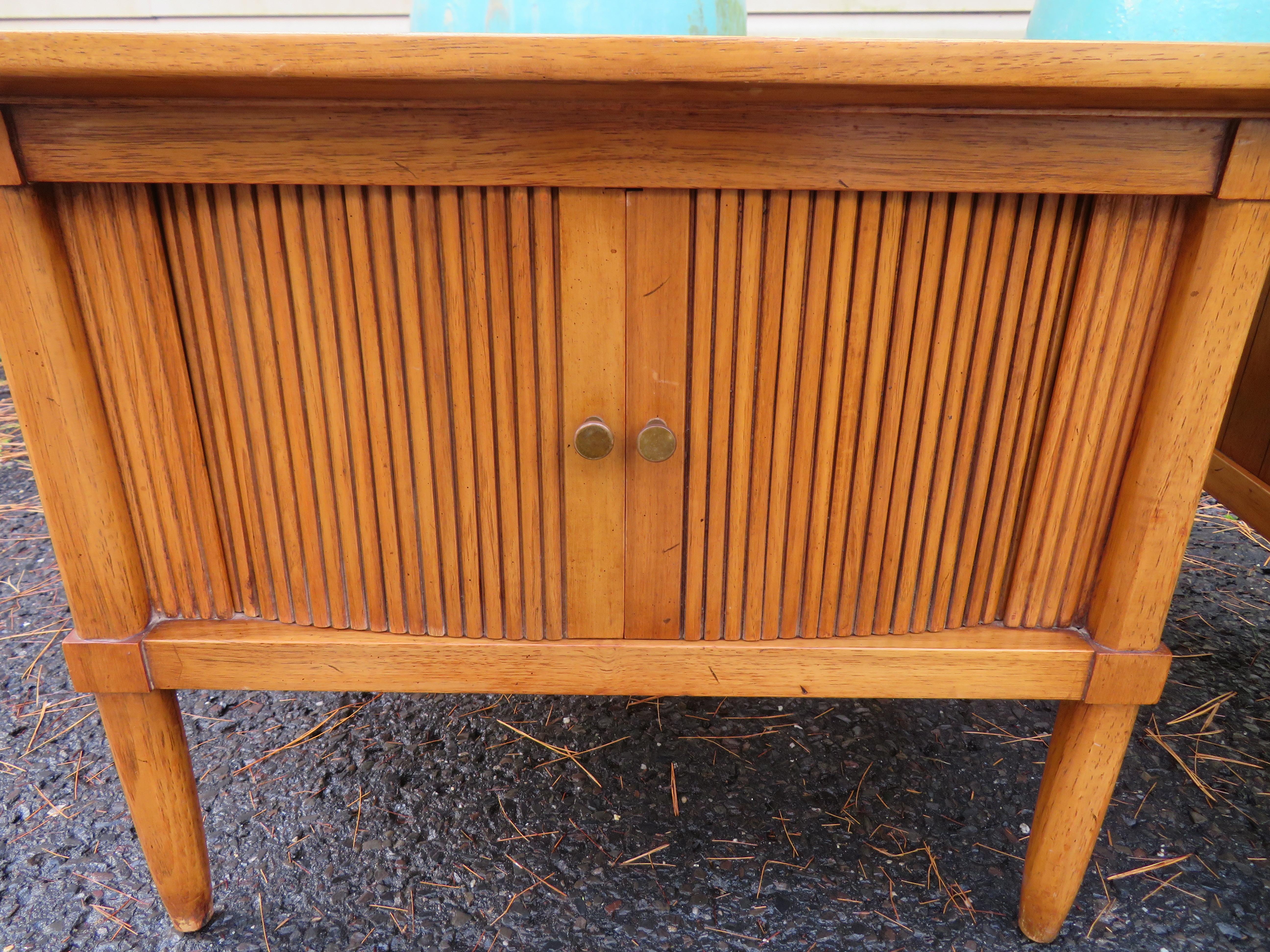 American Outstanding Pair Sophisticate By Tomlinson End Table Night Stands Mid-Century For Sale