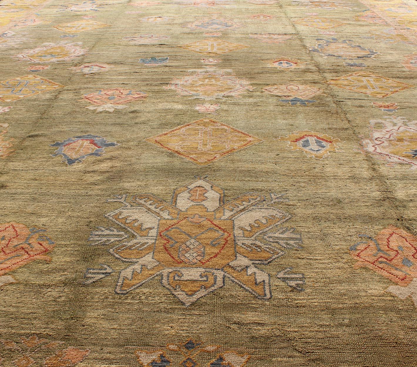 Hervorragender antiker Oushak-Teppich in Palastgröße im Angebot 2