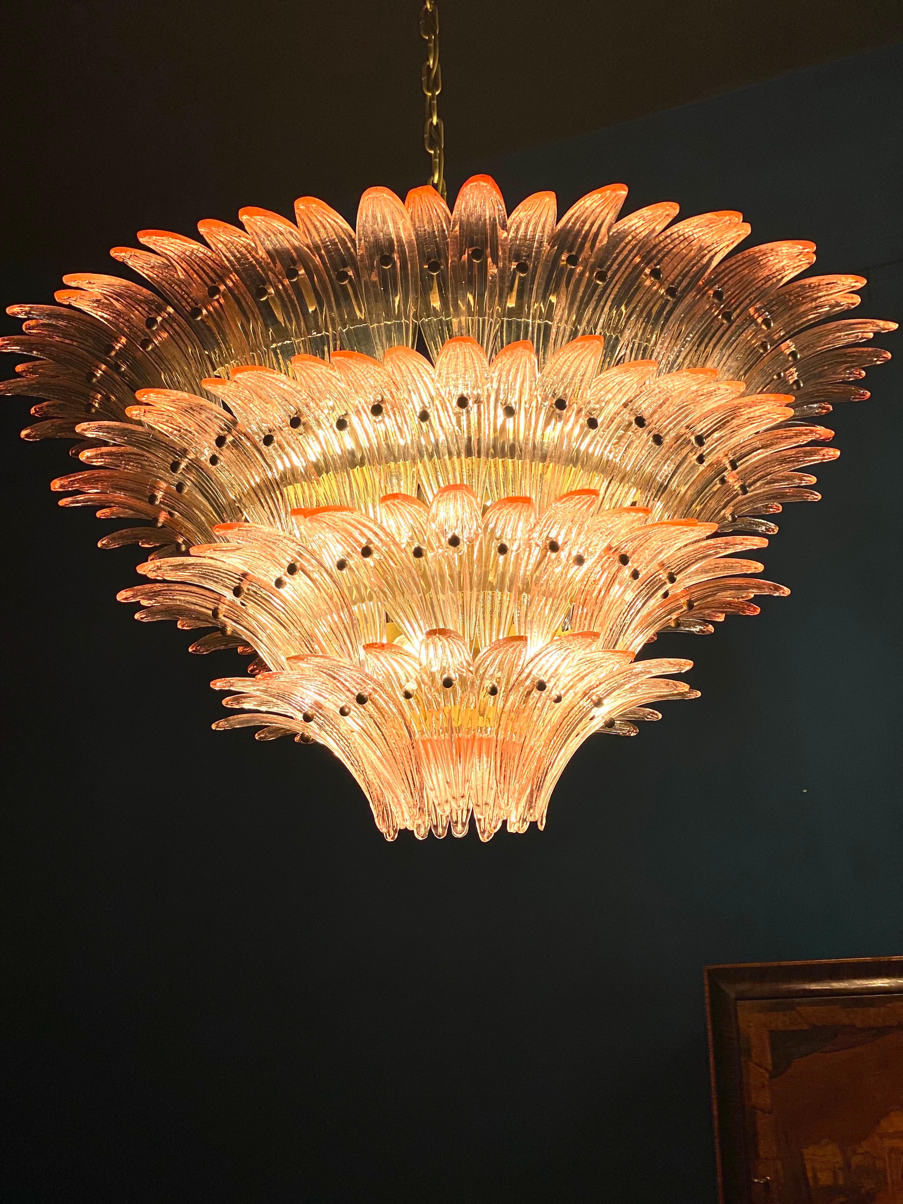 Fine XX secolo Eccezionale lampadario a palmette di Murano rosa e 2 luci da soffitto a fiore in vendita