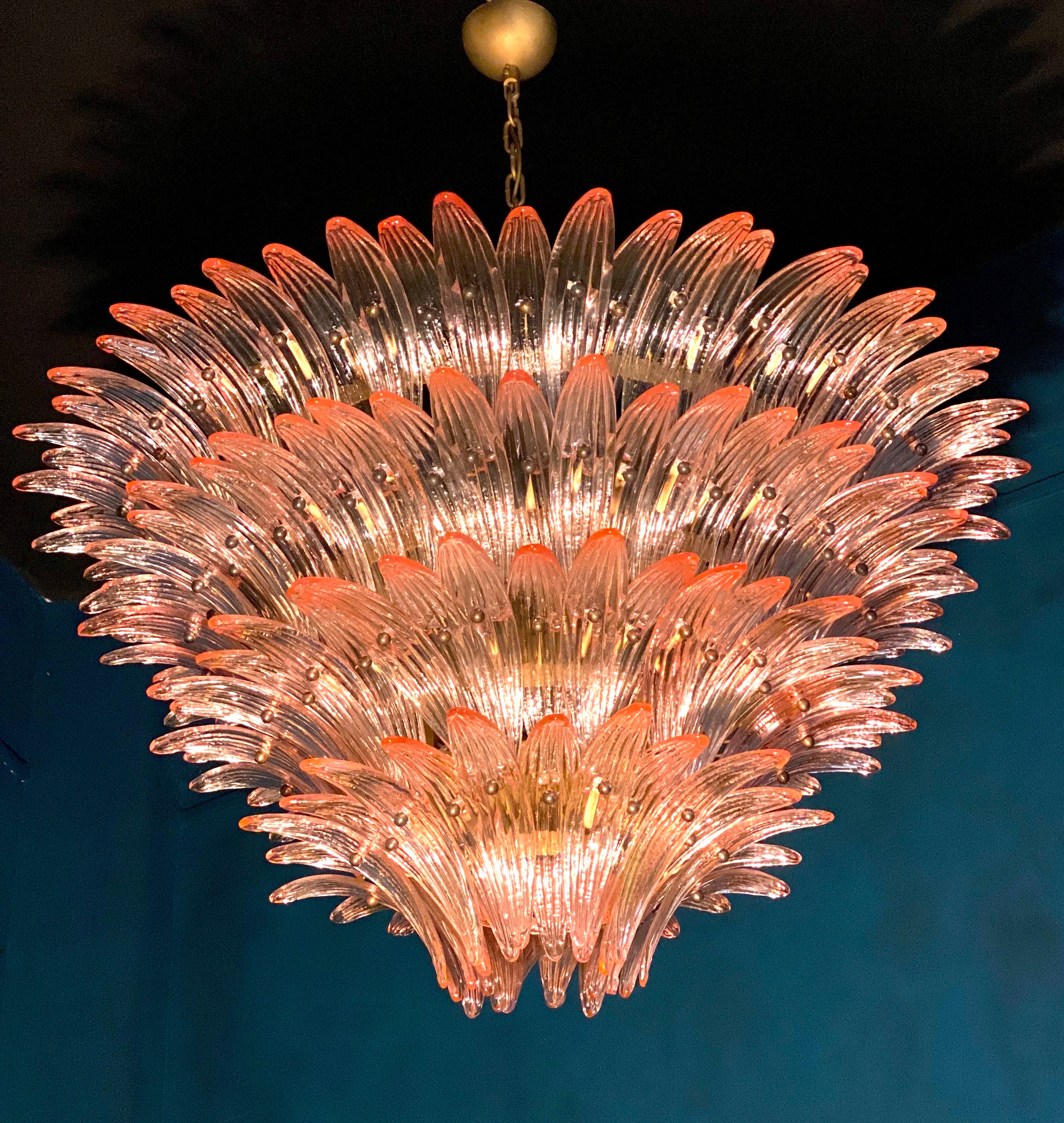 Eccezionale lampadario a palmette di Murano rosa e 2 luci da soffitto a fiore