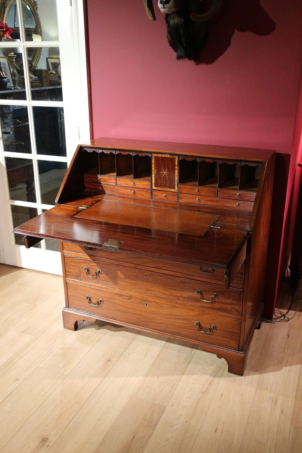 Beautiful antique mahogany bureau in perfect and completely original condition. The bureau is of sublime quality. After 200 years it is still in top condition. Beautiful mahogany and warm color. Original handles.

Origin: England

Period: