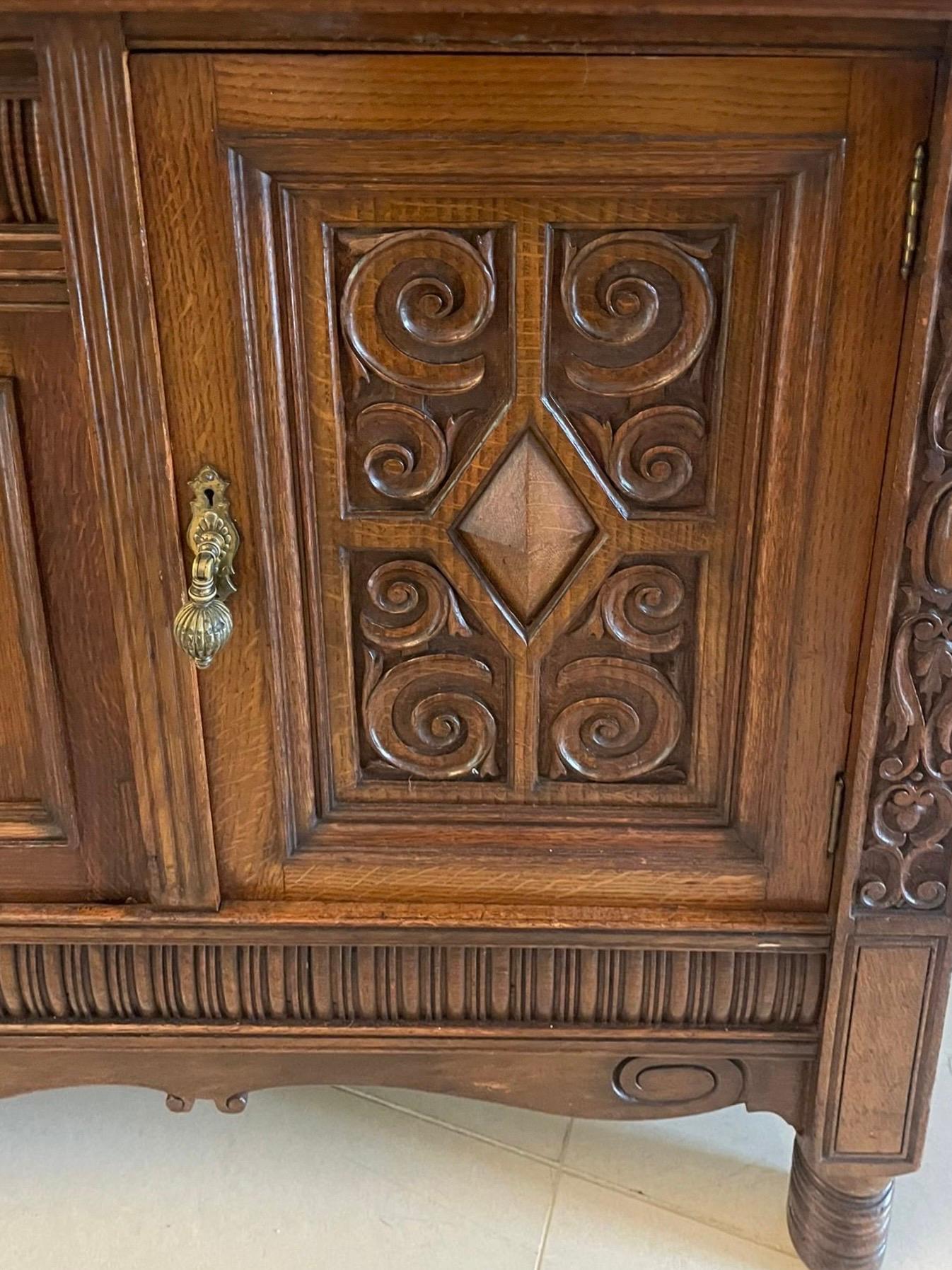 Antikes viktorianisches Sideboard aus geschnitzter Eiche in herausragender Qualität im Angebot 5