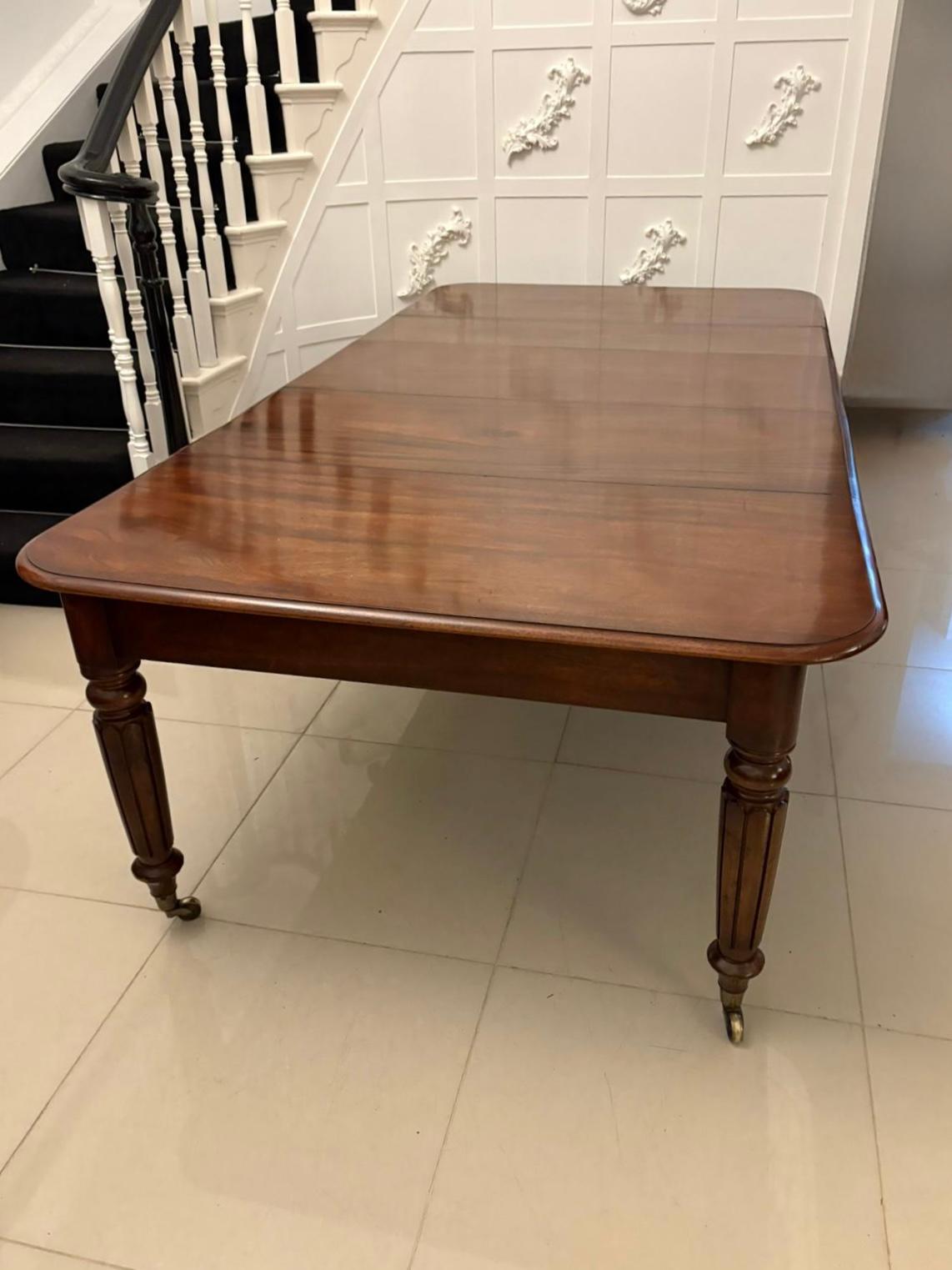 Outstanding Quality Antique 12 Seater Figured Mahogany Extending Dining Table In Good Condition For Sale In Suffolk, GB