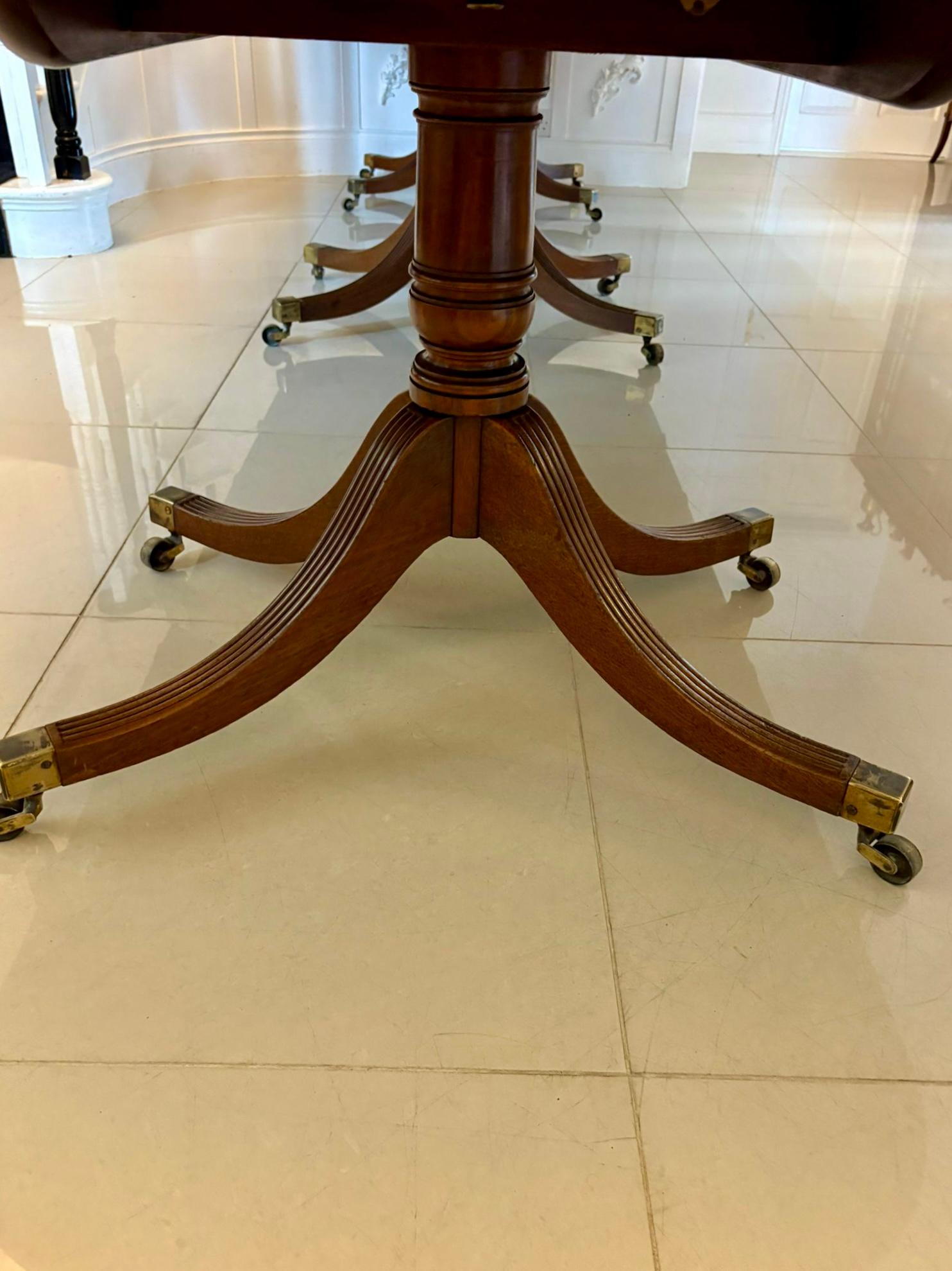 Outstanding Quality Antique 16/18 Seater Figured Mahogany 3 Pilar Dining Table In Good Condition For Sale In Suffolk, GB