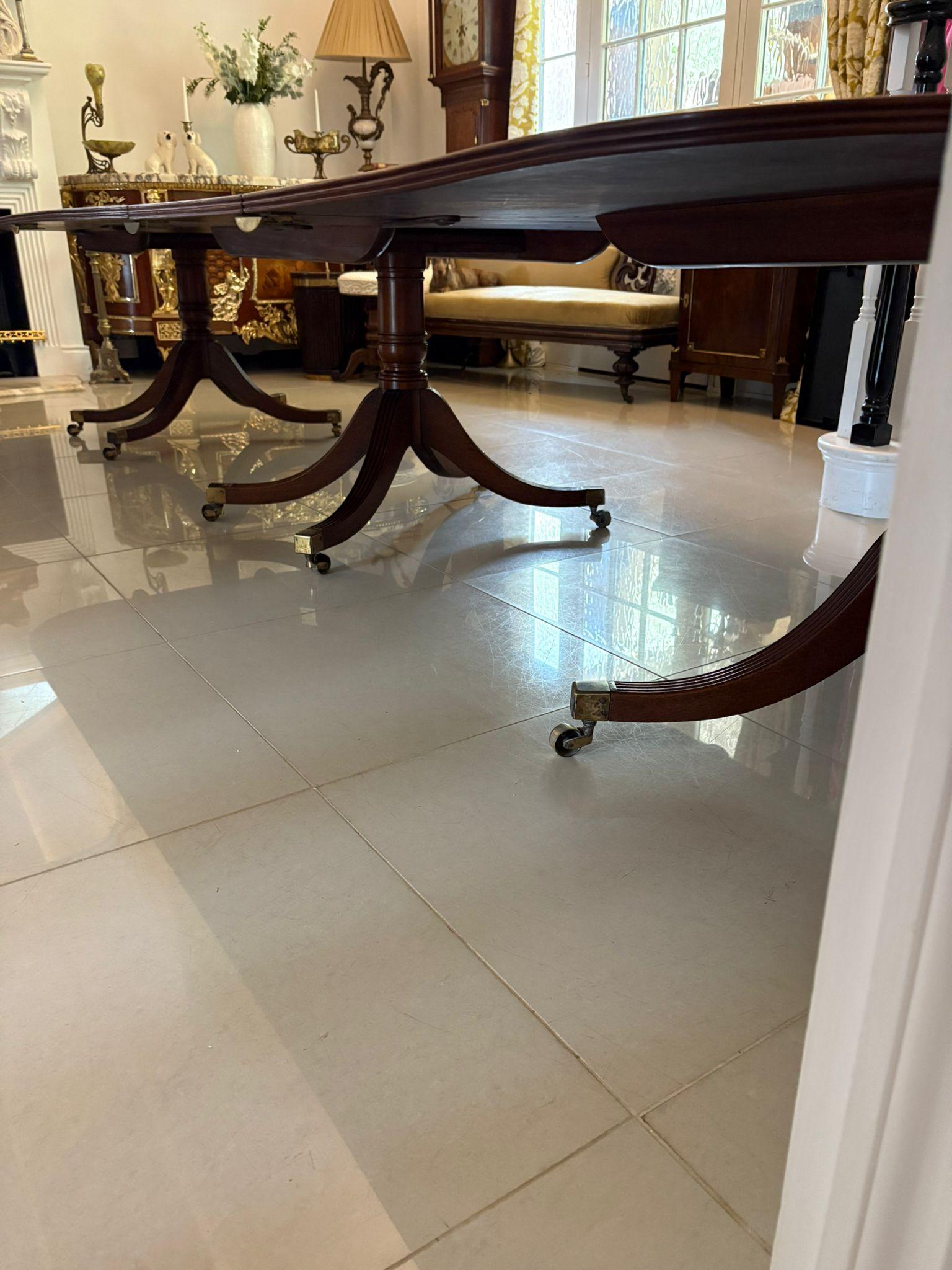 Outstanding Quality Antique 16/18 Seater Figured Mahogany 3 Pilar Dining Table For Sale 2