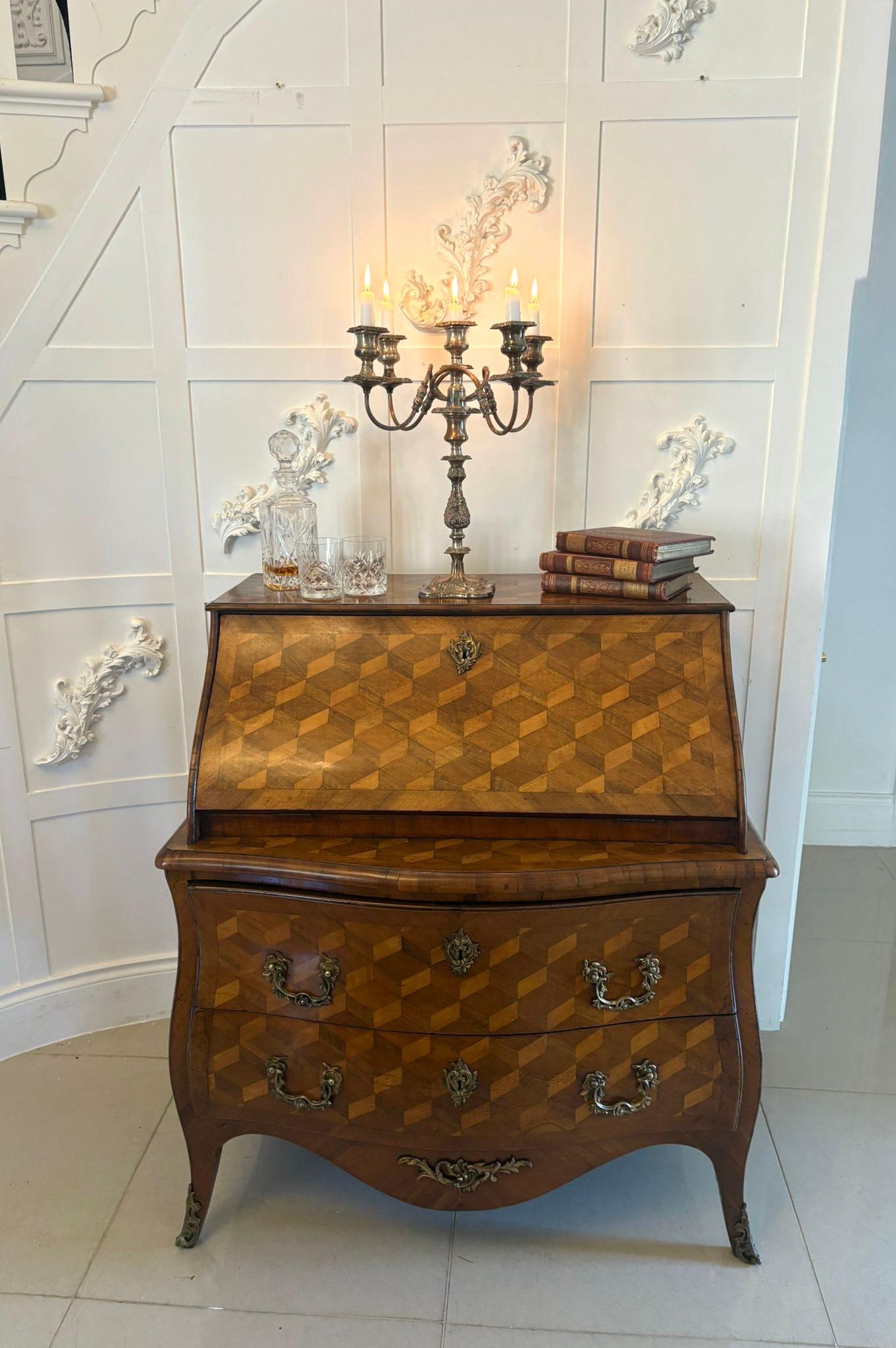 Eccezionale bureau francese a forma di bombe in noce intarsiato del XVIII secolo, con una caduta a forma di bombe in noce di eccezionale qualità, con un'apertura in parquet intarsiato che rivela un interno a forma di serpentina pieno di 9 cassetti