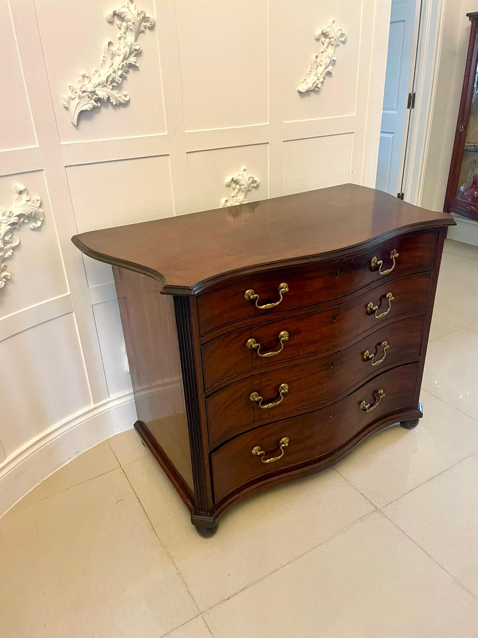Serpentine en acajou du XVIIIe siècle de George III d'une qualité exceptionnelle.  commode avec un plateau en forme de serpentin en acajou figuré de qualité exceptionnelle avec un bord mouluré au-dessus de quatre longs tiroirs en bois de chêne, avec