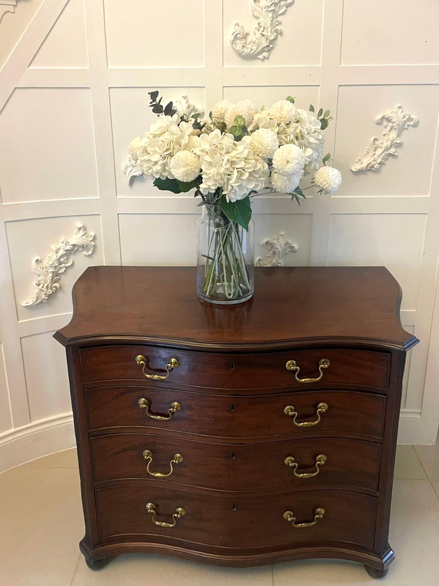 George III Commode serpentine ancienne en acajou du 18ème siècle de qualité exceptionnelle en vente