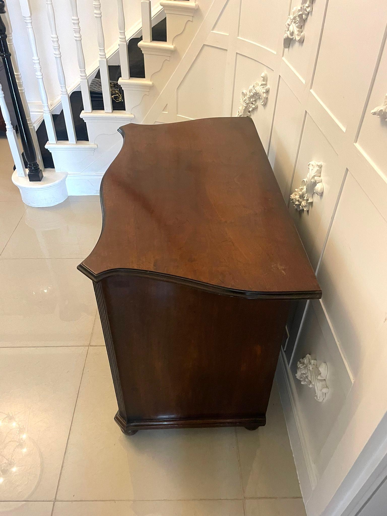 Anglais Commode serpentine ancienne en acajou du 18ème siècle de qualité exceptionnelle en vente