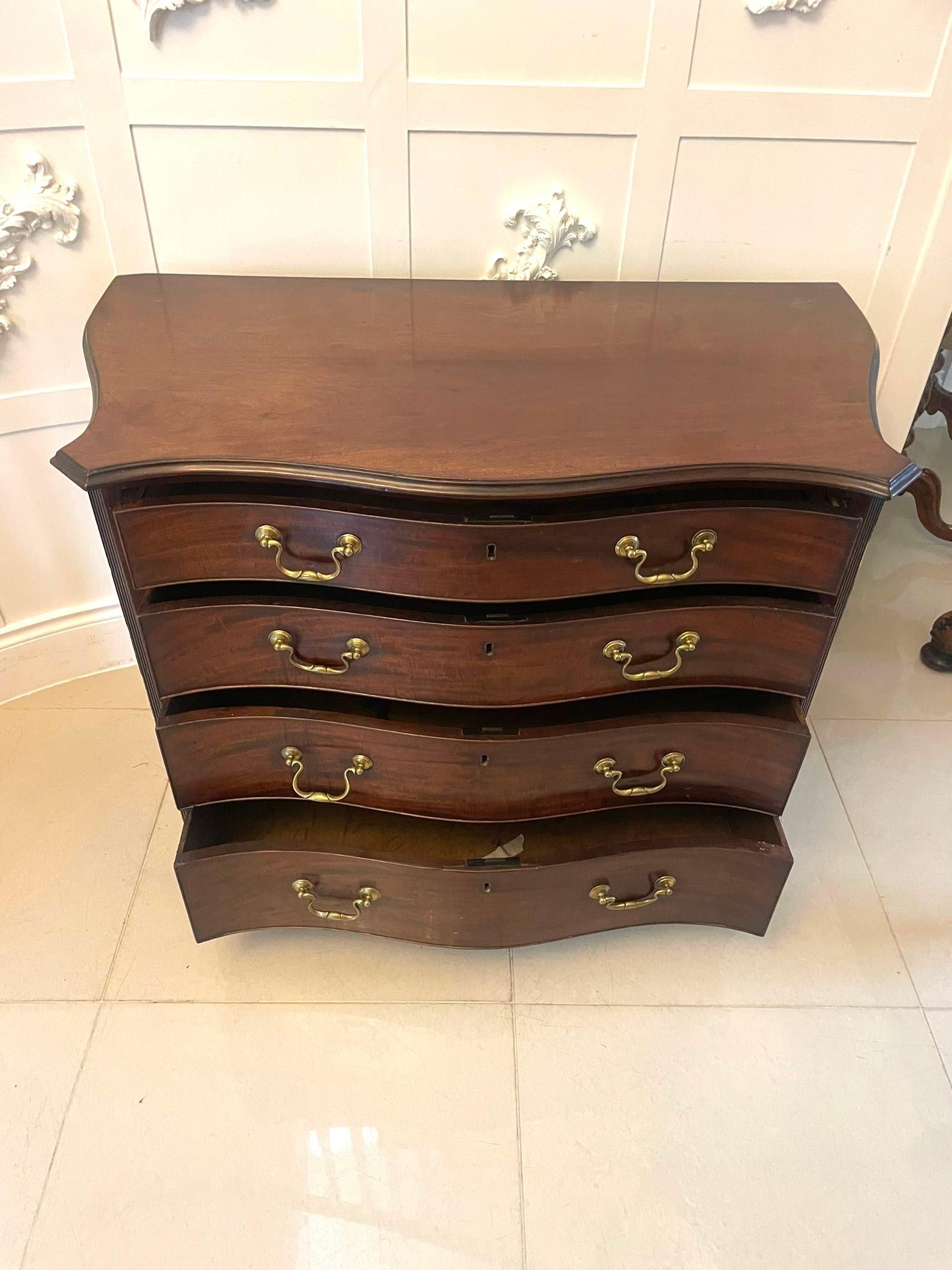 Commode serpentine ancienne en acajou du 18ème siècle de qualité exceptionnelle Bon état - En vente à Suffolk, GB