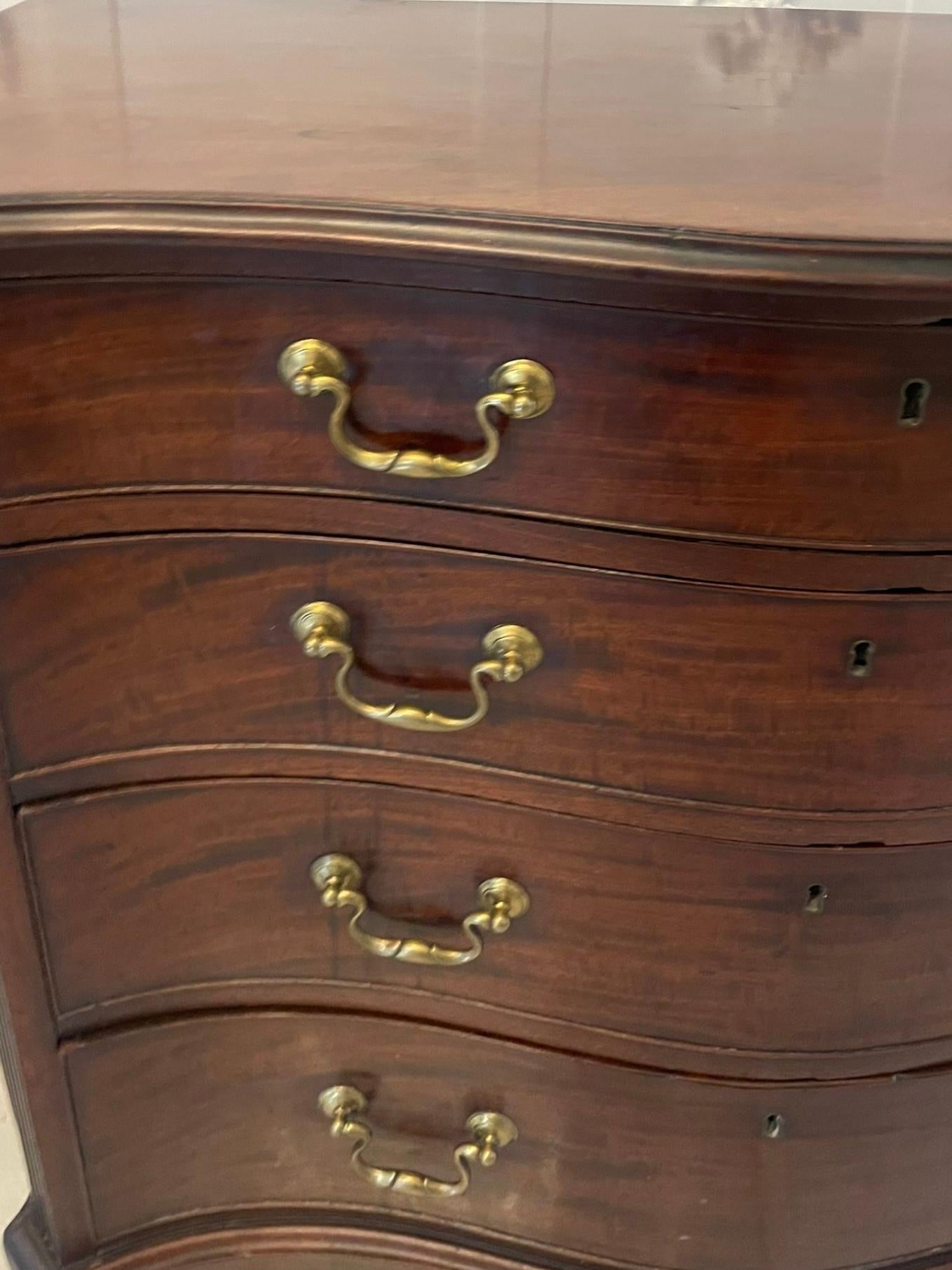 XVIIIe siècle et antérieur Commode serpentine ancienne en acajou du 18ème siècle de qualité exceptionnelle en vente