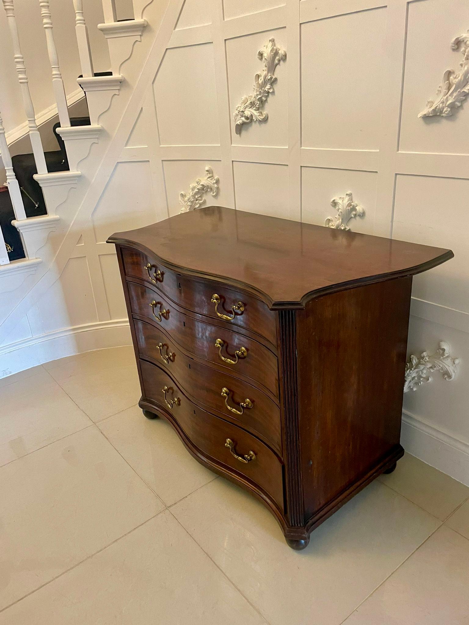Laiton Commode serpentine ancienne en acajou du 18ème siècle de qualité exceptionnelle en vente