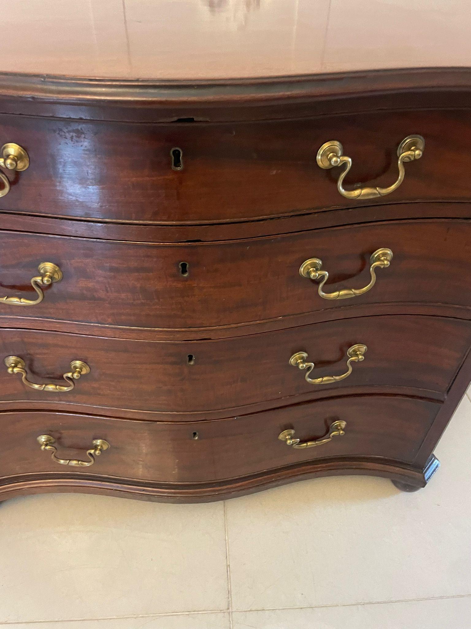 Commode serpentine ancienne en acajou du 18ème siècle de qualité exceptionnelle en vente 1