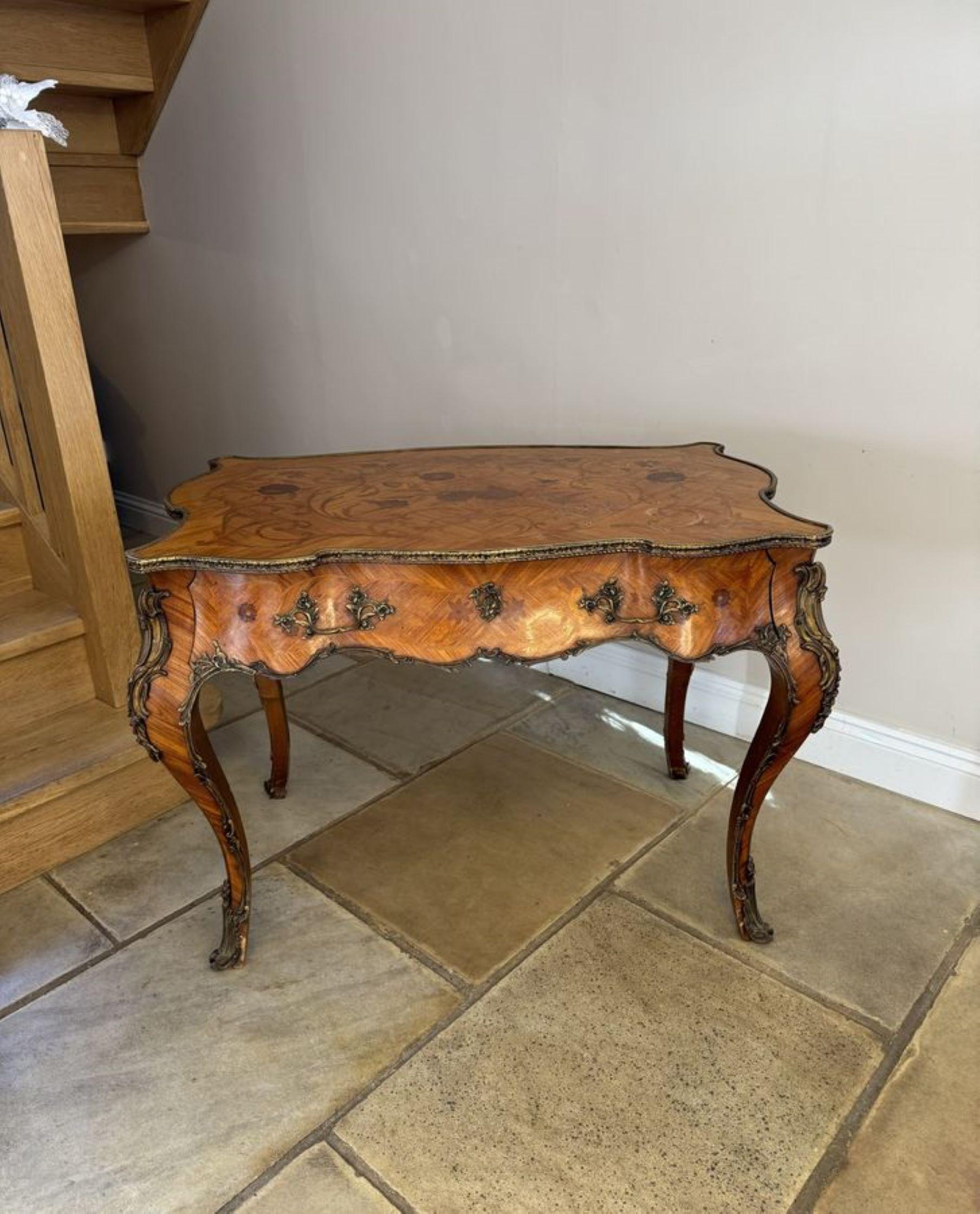 Outstanding quality antique 19th century freestanding French kingwood marquetry inlaid centre table, having an outstanding quality serpentine shaped kingwood top with inlaid marquetry and a ornate moulded edge, inlaid marquetry serpentine frieze