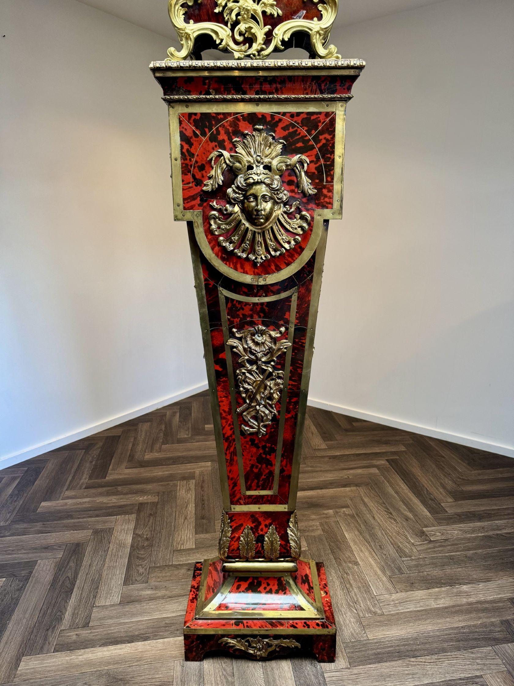 Orologio a staffa di Antique French del XIX secolo e piedistallo di accompagnamento, con un orologio a staffa di qualità del XIX secolo con un quadrante rotondo bianco con numeri romani, circondato da un elegante bordo dettagliato, il quadrante