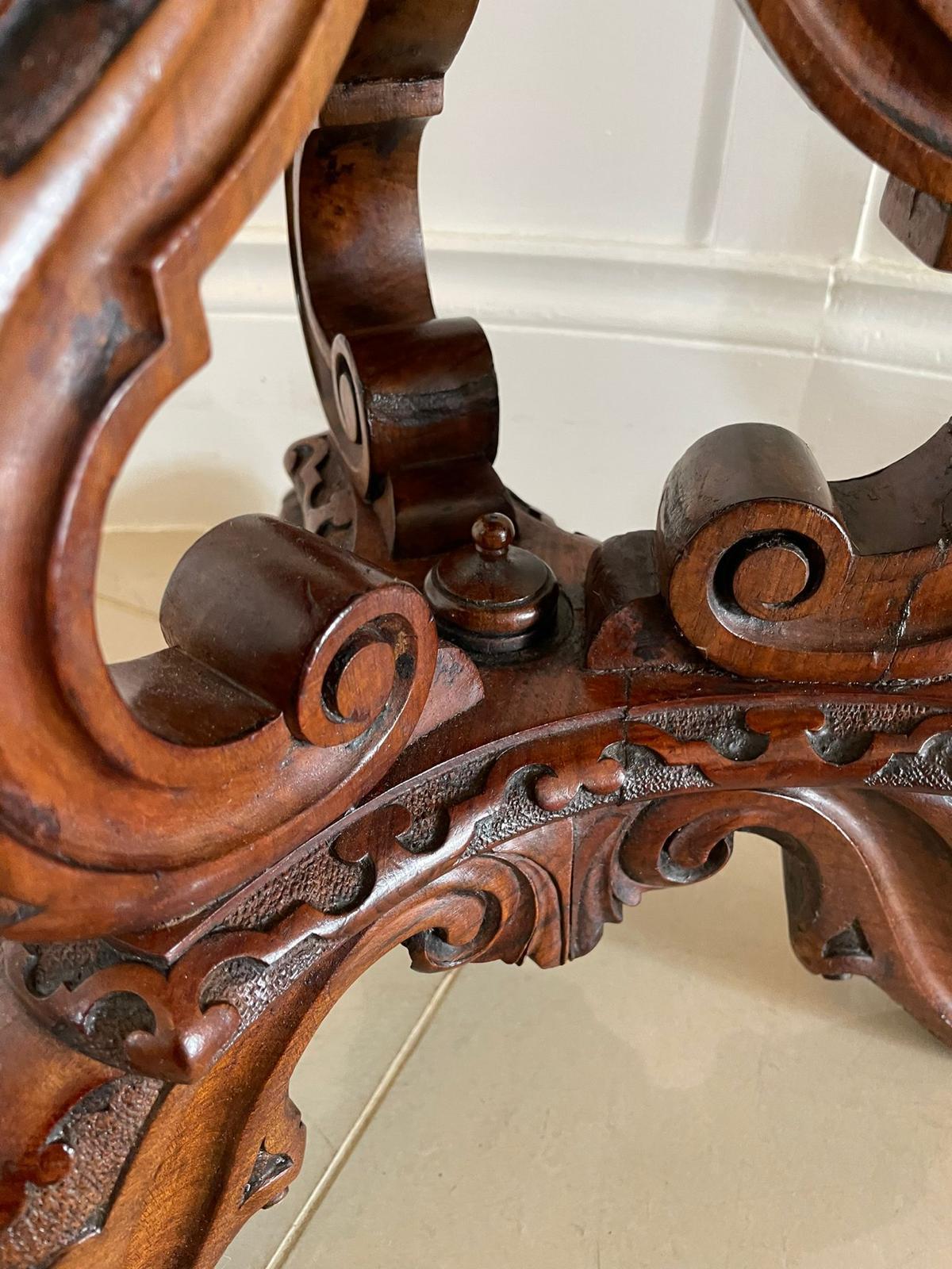 Tabouret en noyer sculpté de l'époque victorienne, de qualité exceptionnelle, dont l'assise de forme circulaire a été récemment retapissée dans un tissu de qualité, au-dessus d'une base en forme de panier en noyer massif sculpté de qualité