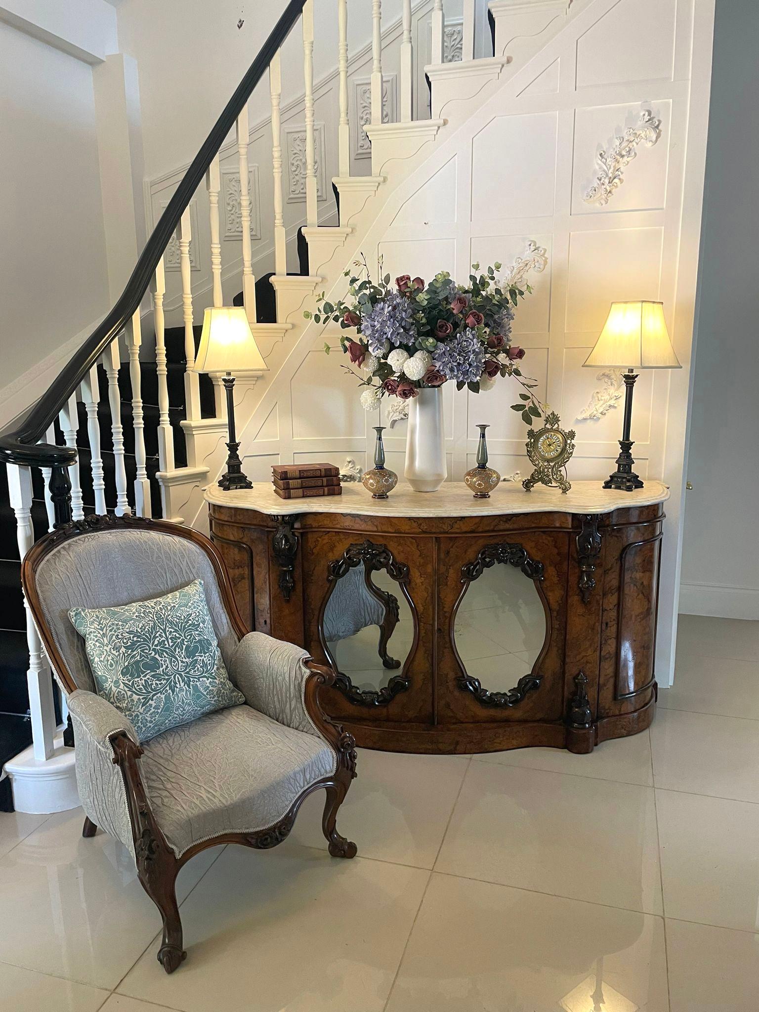 Crédence victorienne en ronce de noyer de qualité exceptionnelle du 19ème siècle avec un dessus en marbre blanc en forme de serpentin avec un double bord mouluré au-dessus d'une paire de portes ovales en ronce de noyer avec miroir sculpté s'ouvrant
