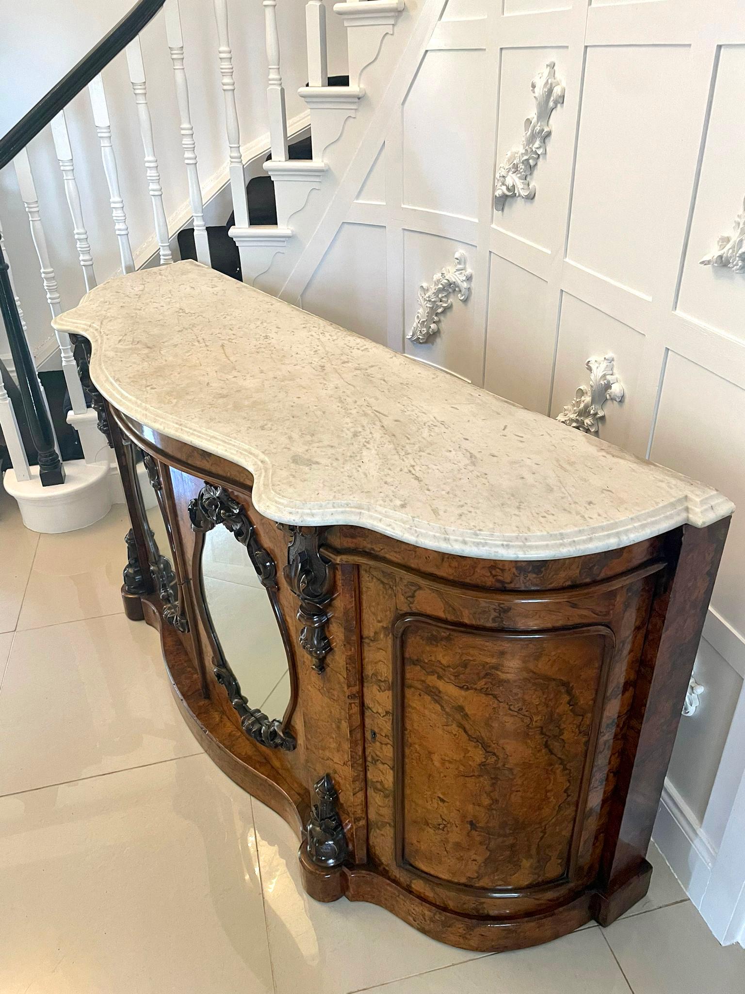 XIXe siècle Crédence en noyer à dessus de marbre, ancienne, victorienne, du 19e siècle, de qualité exceptionnelle en vente