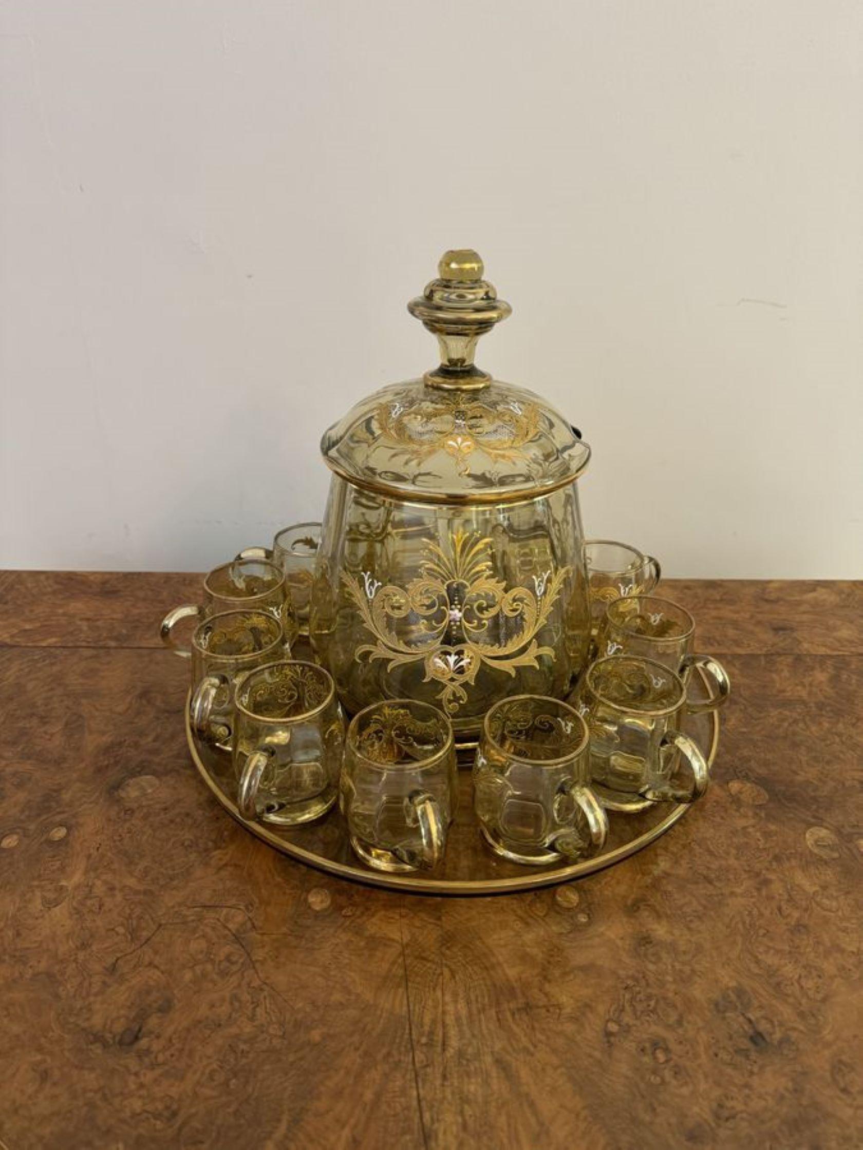 Magnifique ensemble de bols à punch en verre de Bohème, composé d'un bol à punch et de son couvercle, d'un plateau et de dix verres ornés d'une belle décoration florale dorée. En parfait état, comme illustré.

D. 1900