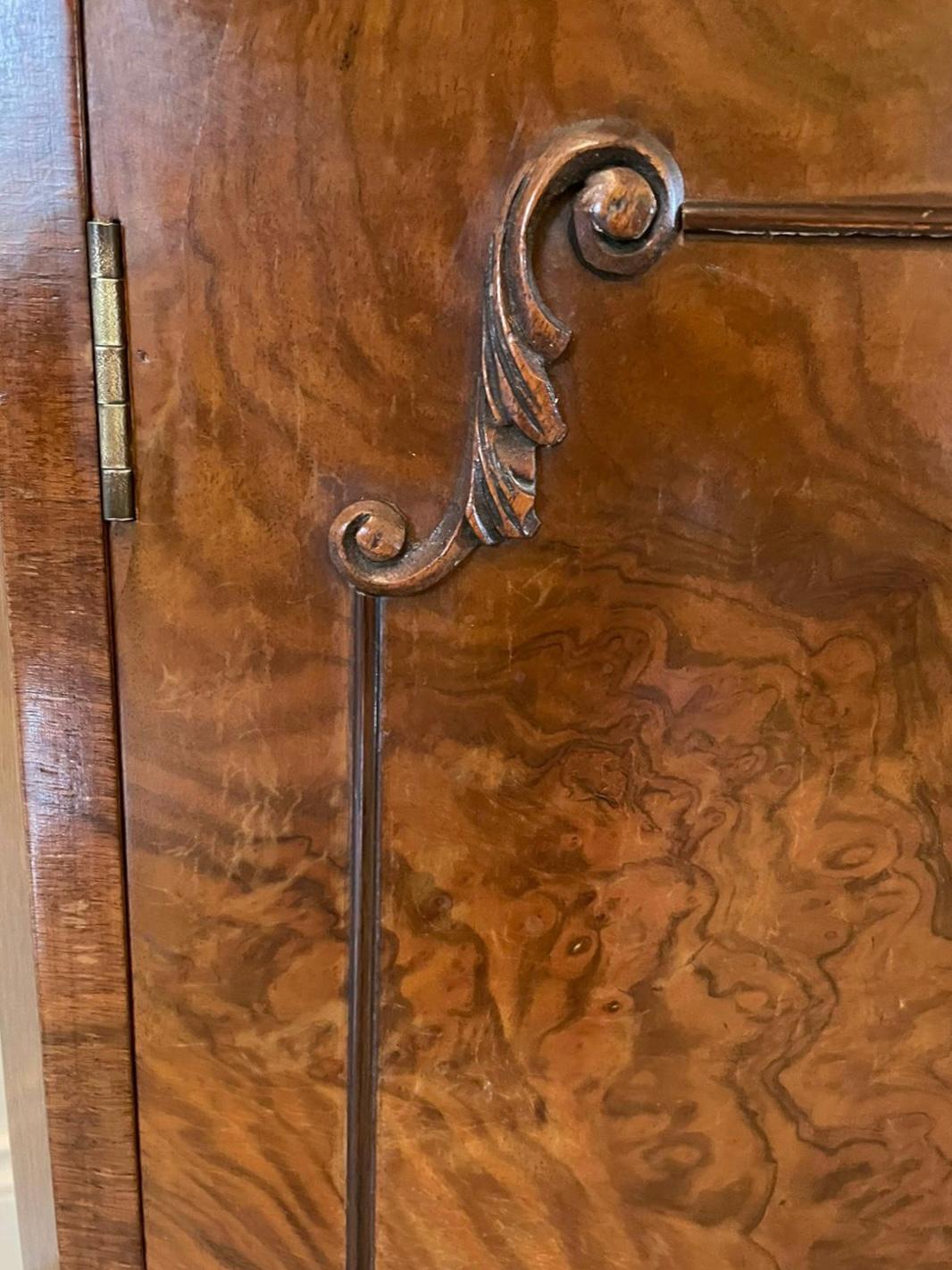Armoire à cocktail en ronce de noyer ancien de qualité exceptionnelle en vente 6