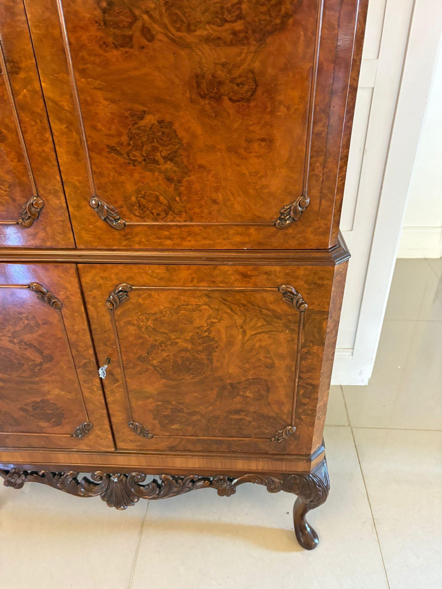 Meuble à cocktail en ronce de noyer ancienne de qualité exceptionnelle en vente 7