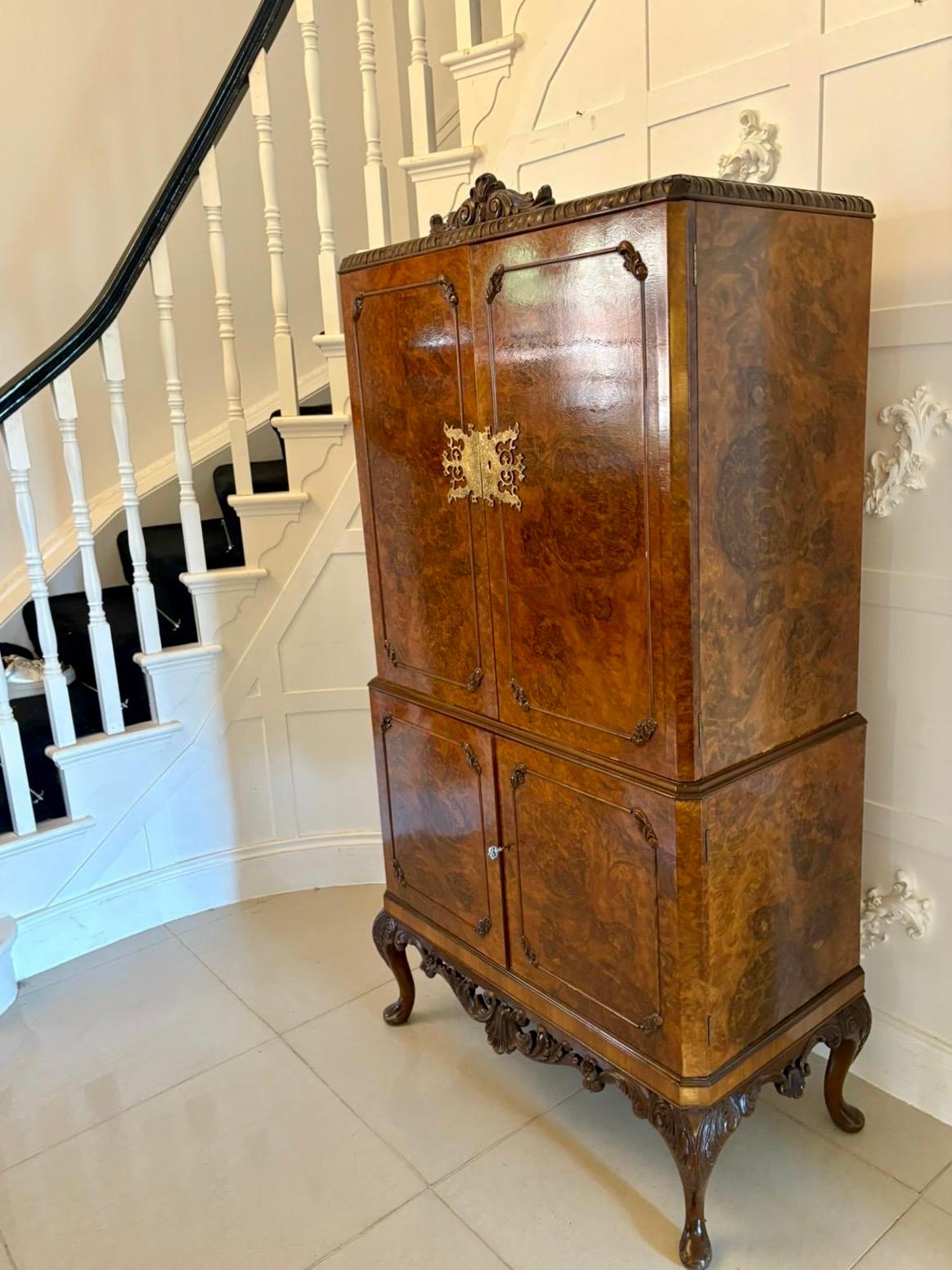 Meuble à cocktail en ronce de noyer ancienne de qualité exceptionnelle en vente 8