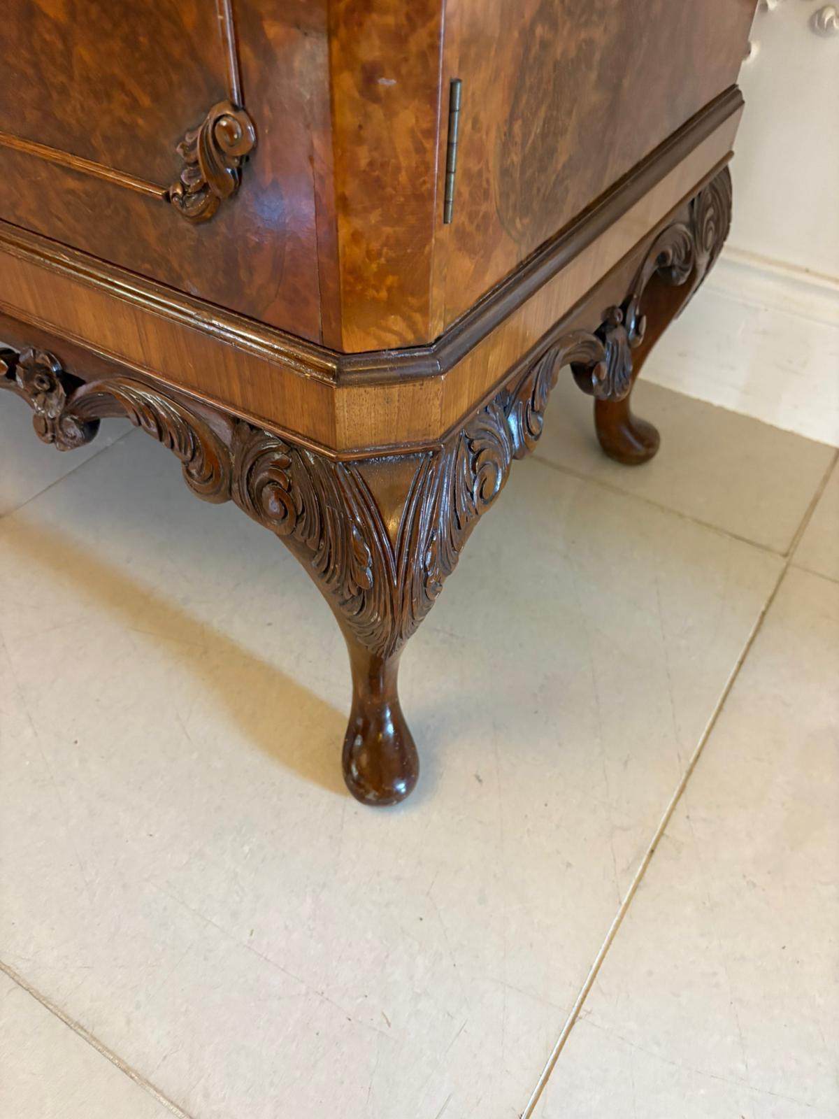 Meuble à cocktail en ronce de noyer ancienne de qualité exceptionnelle en vente 9