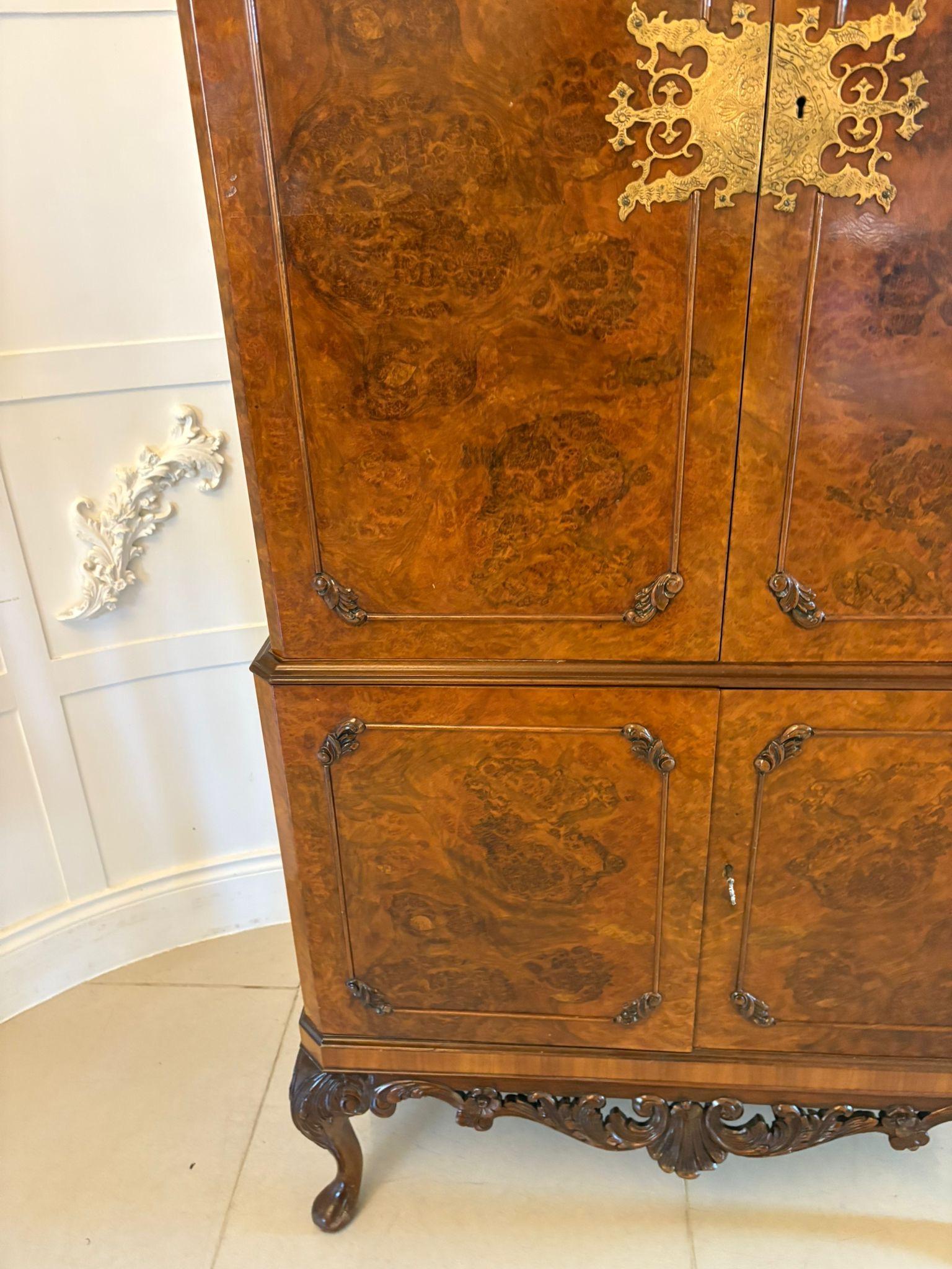 Meuble à cocktail en ronce de noyer ancienne de qualité exceptionnelle en vente 3