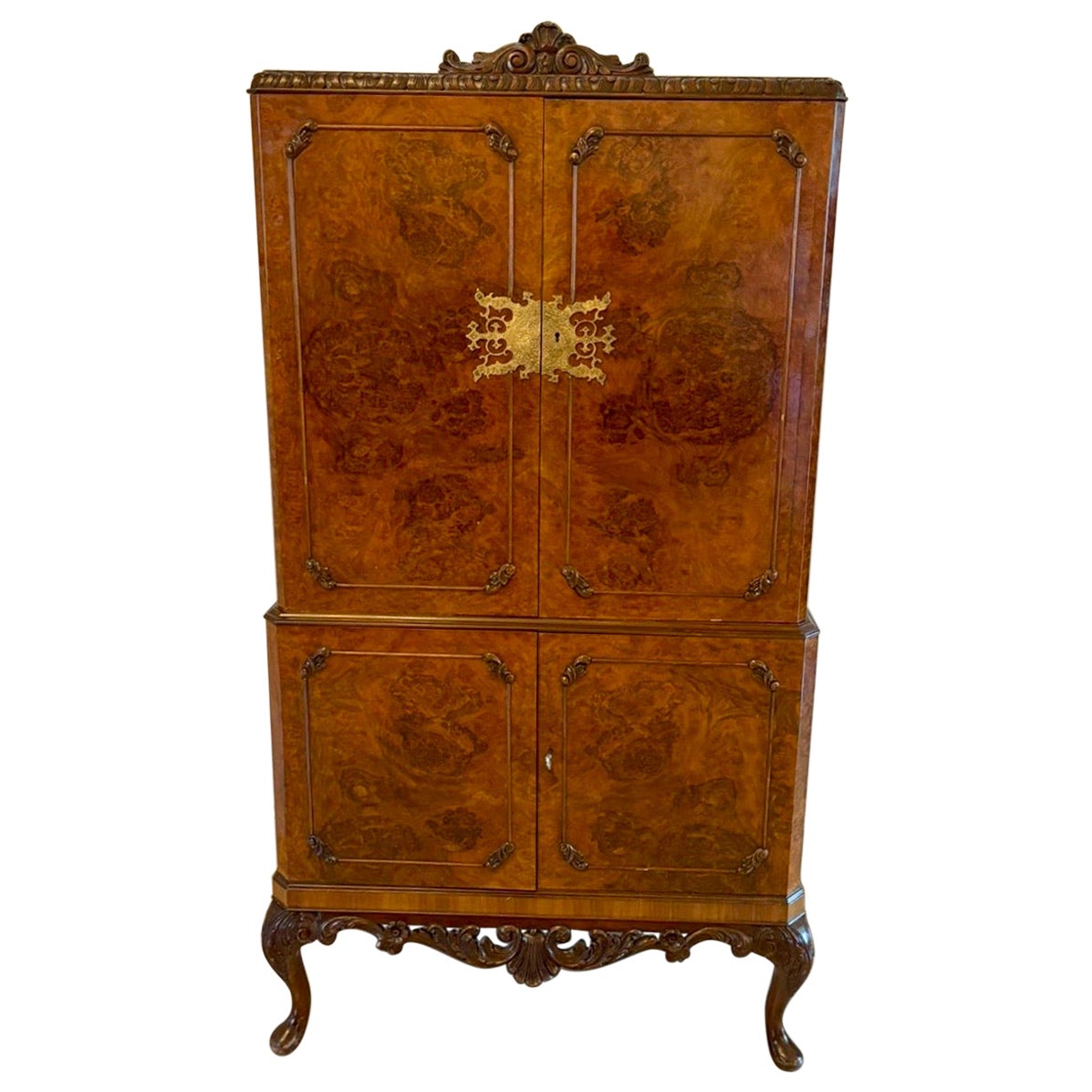Meuble à cocktail en ronce de noyer ancienne de qualité exceptionnelle en vente