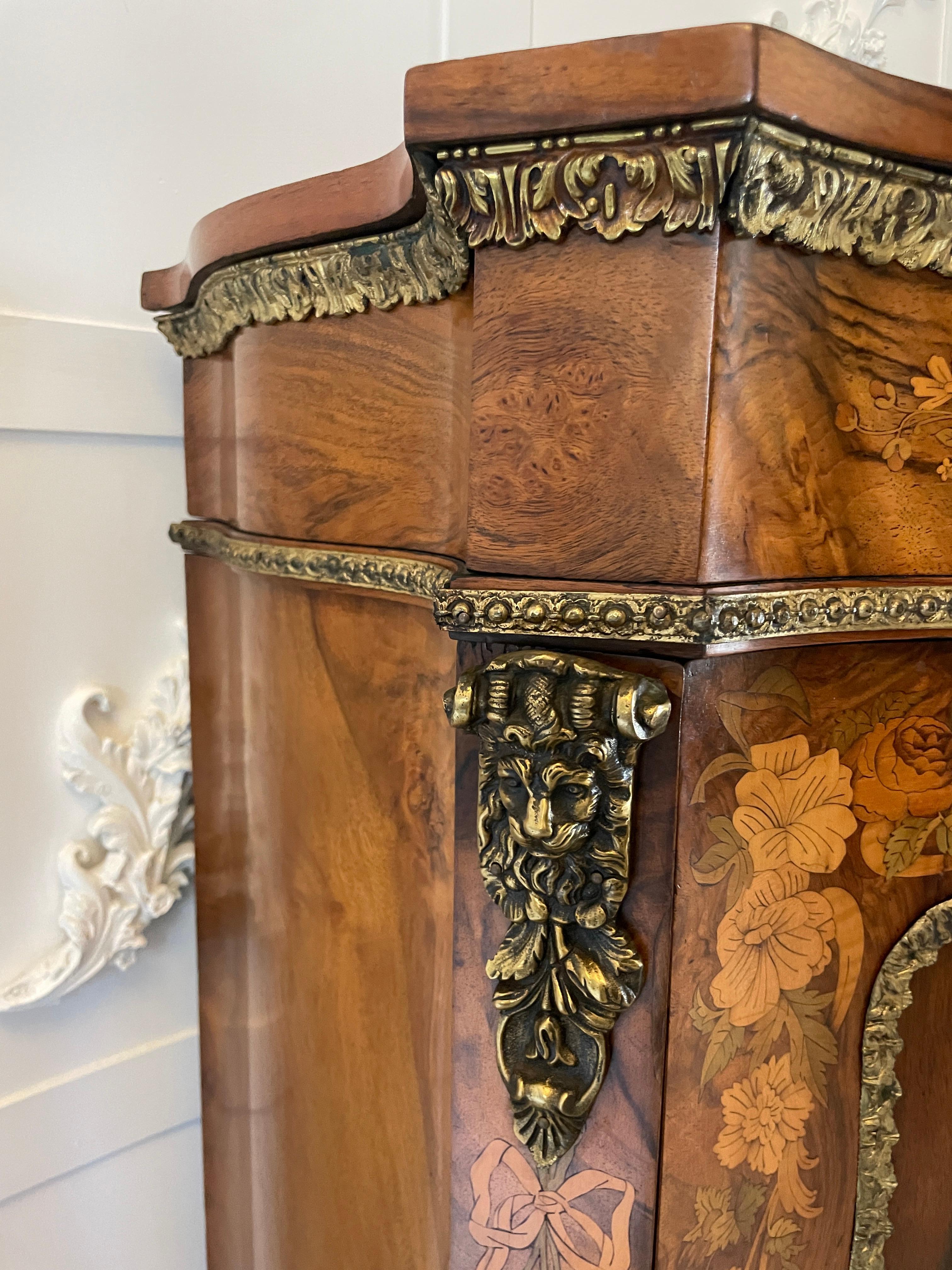 Hervorragende Qualität Antike Gratnussbaum Intarsien Floral Marquetry Side Cabinet (Viktorianisch) im Angebot