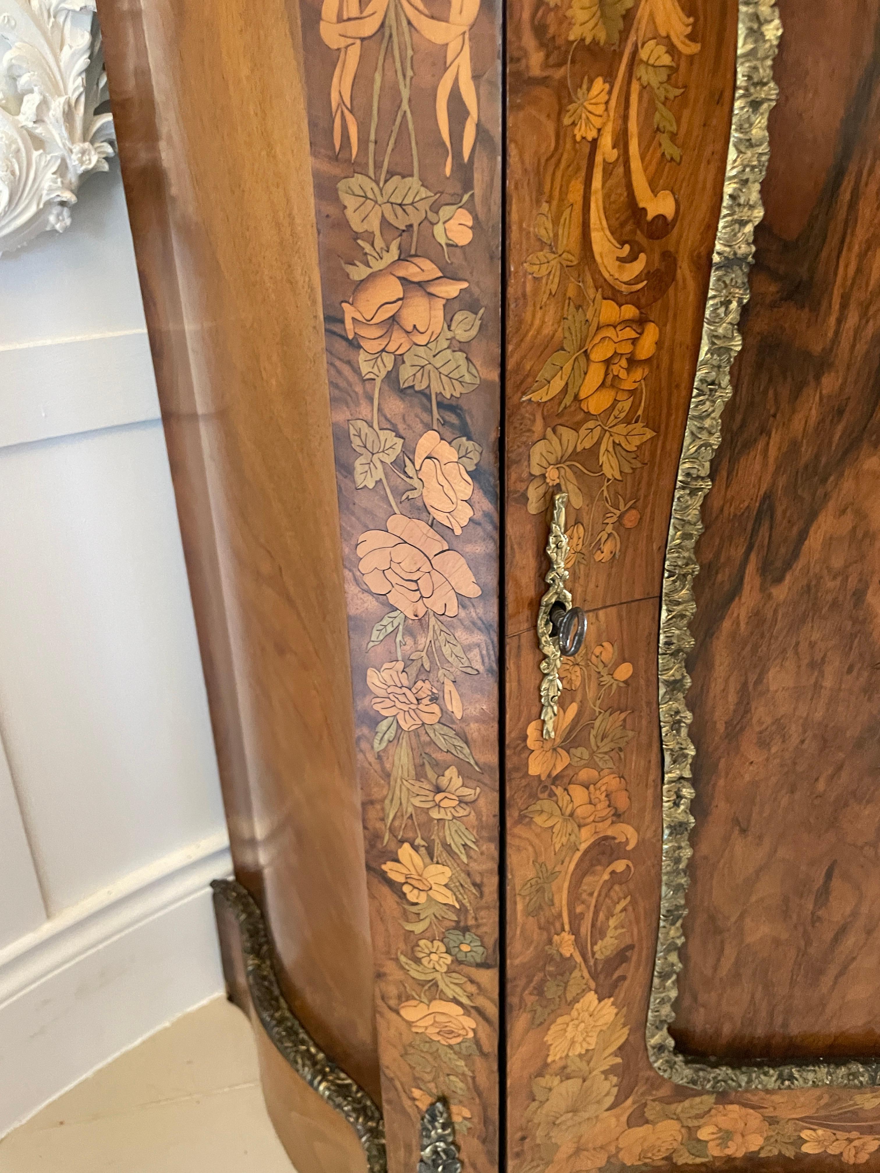 Hervorragende Qualität Antike Gratnussbaum Intarsien Floral Marquetry Side Cabinet im Zustand „Gut“ im Angebot in Suffolk, GB