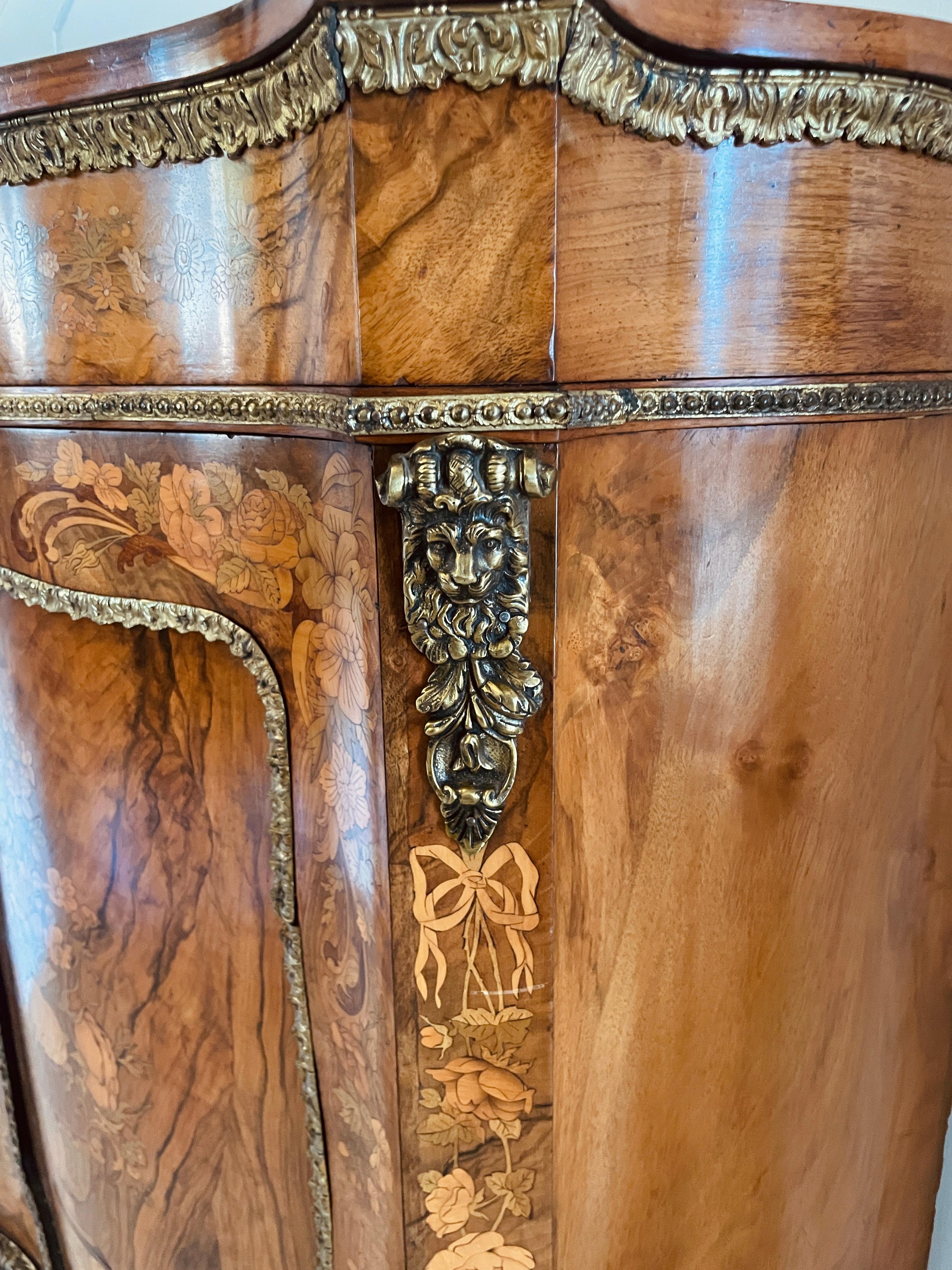 Hervorragende Qualität Antike Gratnussbaum Intarsien Floral Marquetry Side Cabinet im Angebot 1