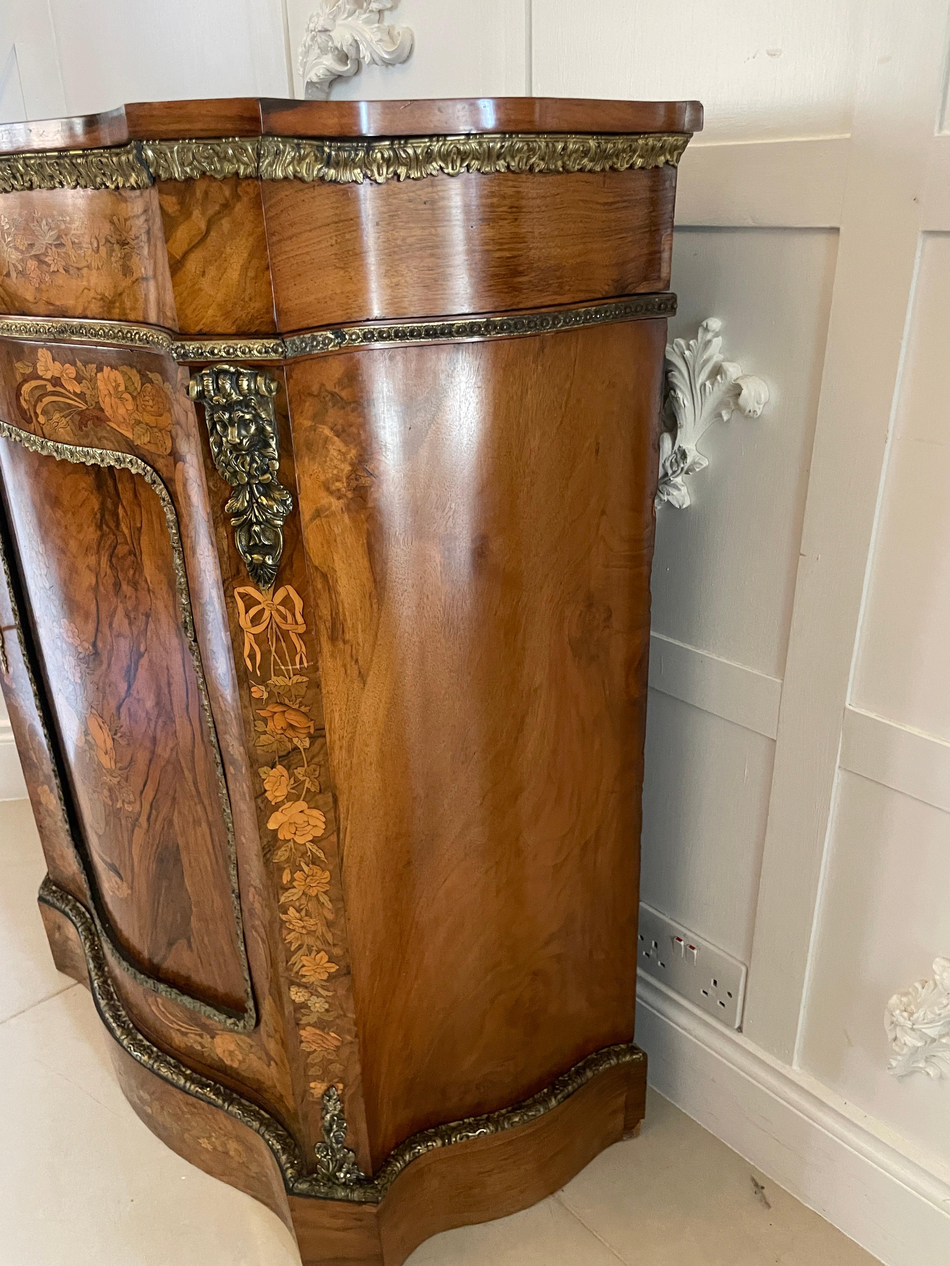 Hervorragende Qualität Antike Gratnussbaum Intarsien Floral Marquetry Side Cabinet im Angebot 2