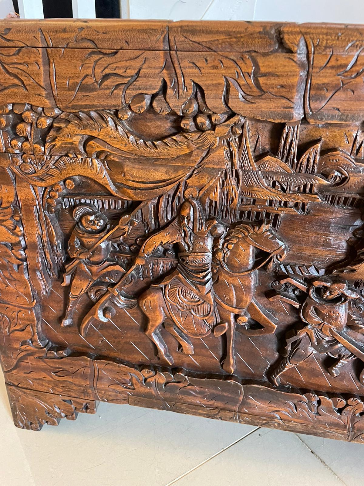 Commode autoportante chinoise ancienne de qualité exceptionnelle en bois de camphor sculpté 6