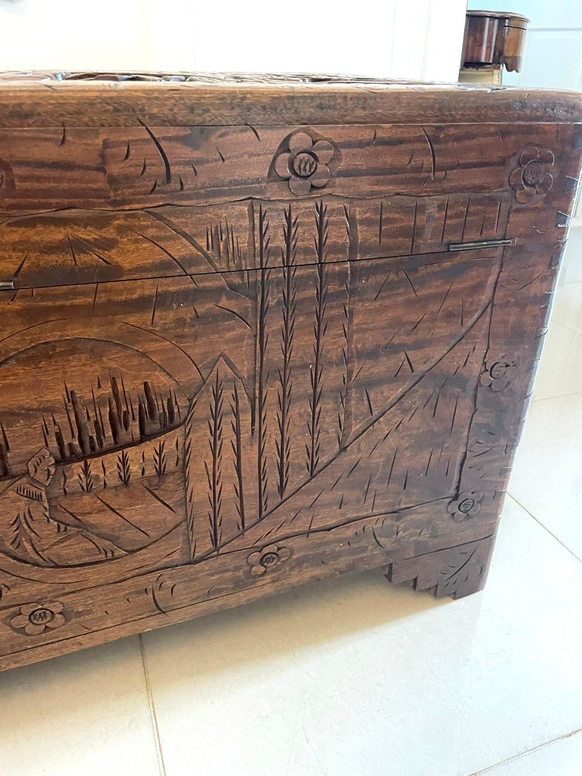 Commode autoportante chinoise ancienne de qualité exceptionnelle en bois de camphor sculpté 8